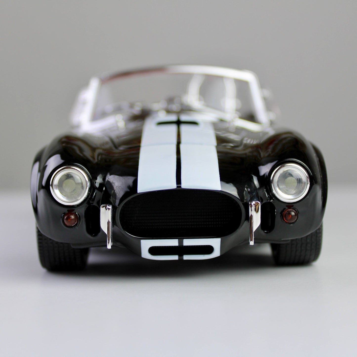 Ford Shelby Cobra 427 S/C 1:24 Die-Cast Model Car