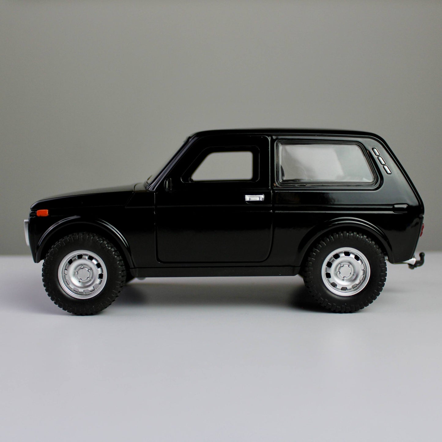 Lada Niva 1:18 Die-Cast Model SUV