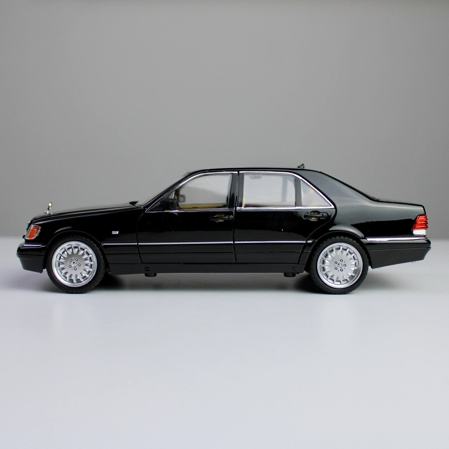Mercedes-Benz S320 Classic Model Car – 1:24 Scale
