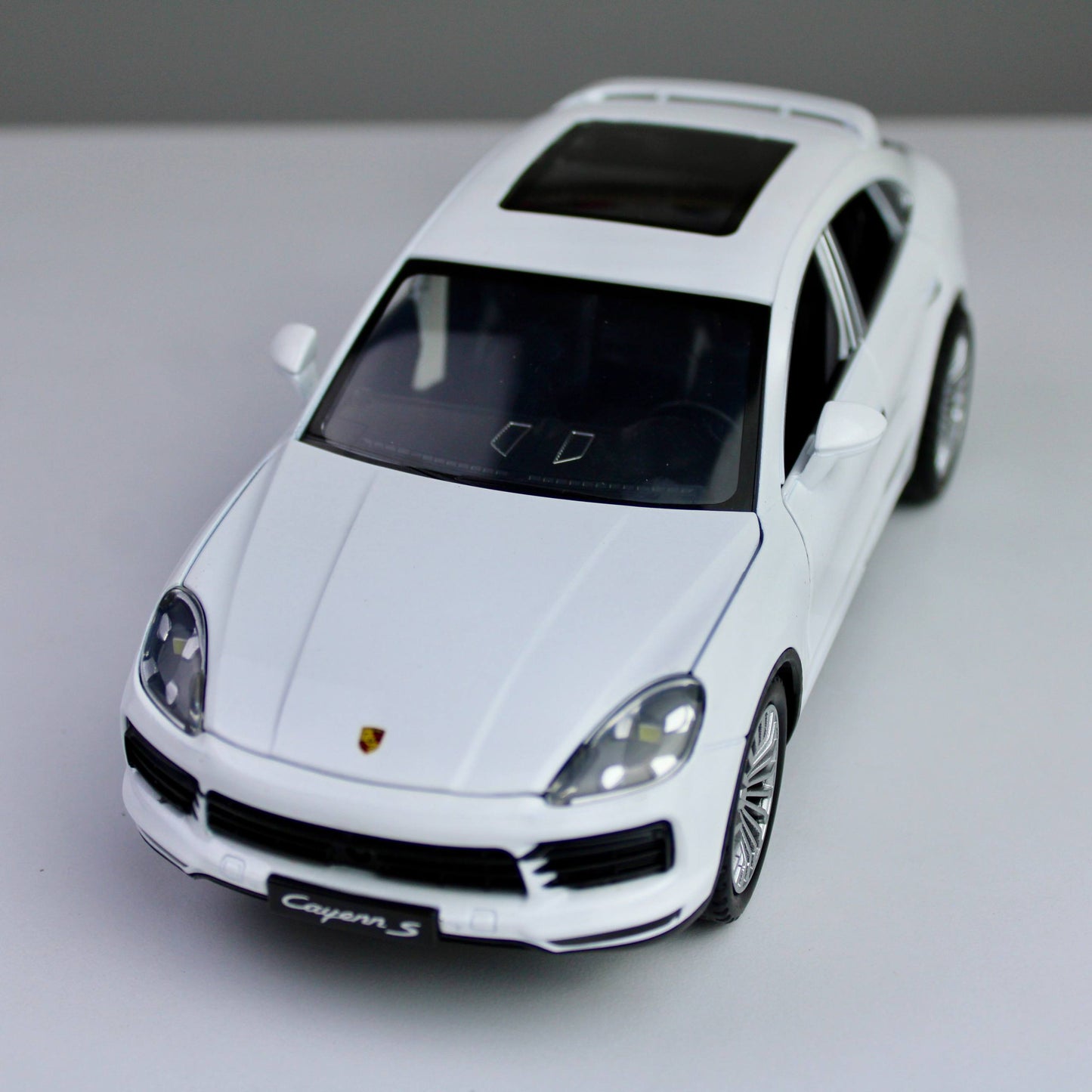 Porsche Cayenne S – 1:24 Die-Cast SUV Model with Light & Sound