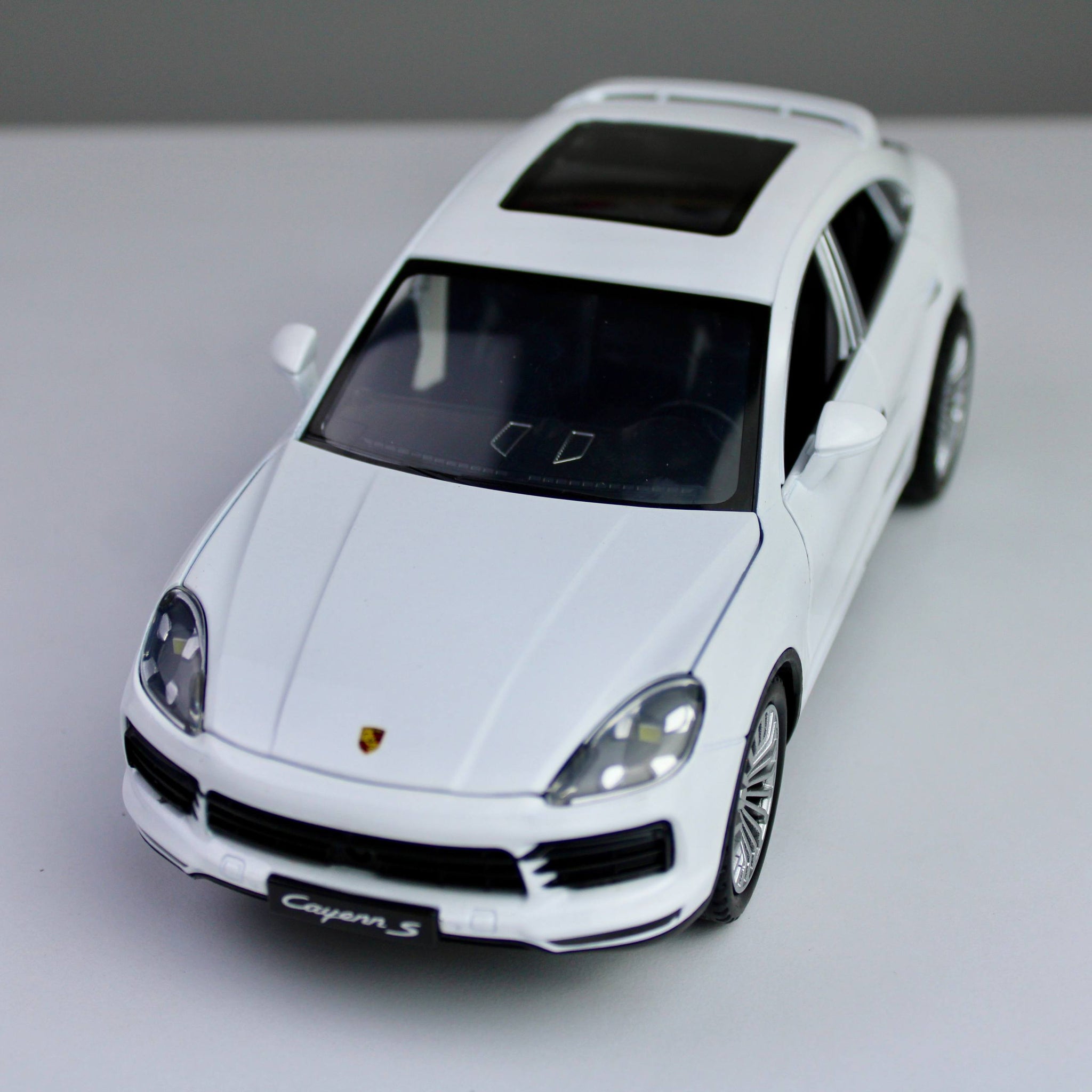Porsche Cayenne S – 1:24 Die-Cast SUV Model with Light & Sound