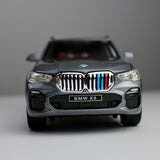 BMW X5 M Performance – نموذج سيارة رياضية متعددة الاستخدامات (SUV) مصبوبة بمقياس 1:24 مع أضواء LED