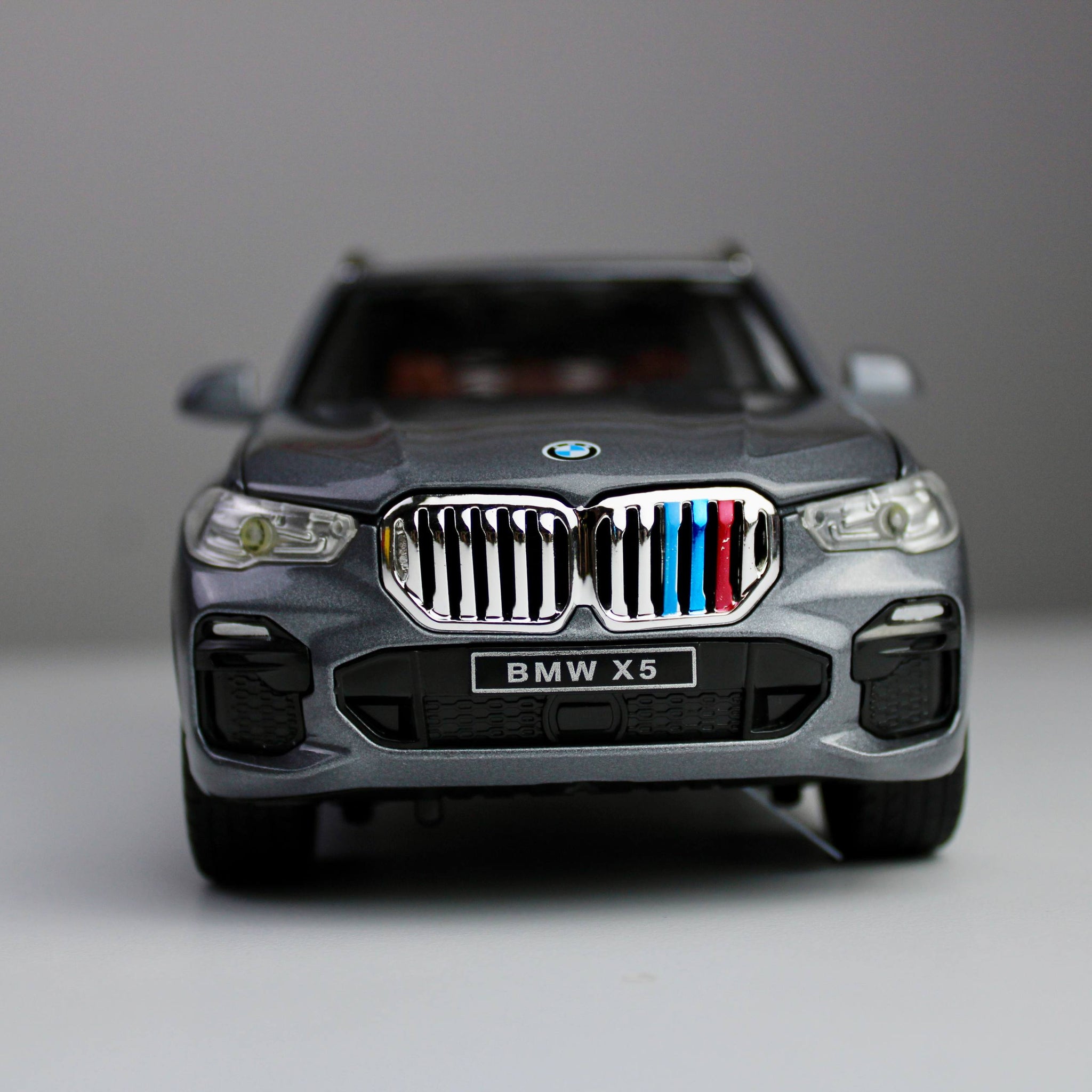 BMW X5 M Performance – نموذج سيارة رياضية متعددة الاستخدامات (SUV) مصبوبة بمقياس 1:24 مع أضواء LED