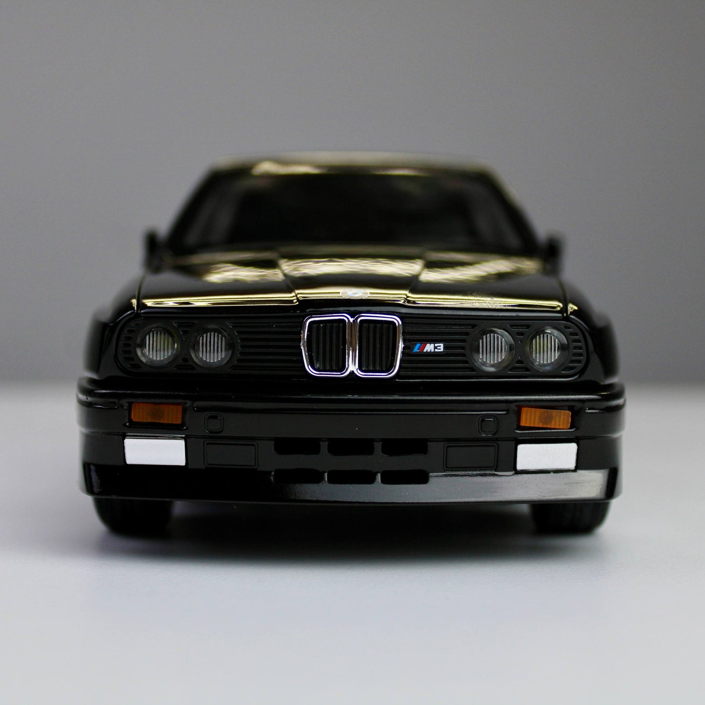 BMW M3 E30 – 1:24 Classic Die-Cast Model Car