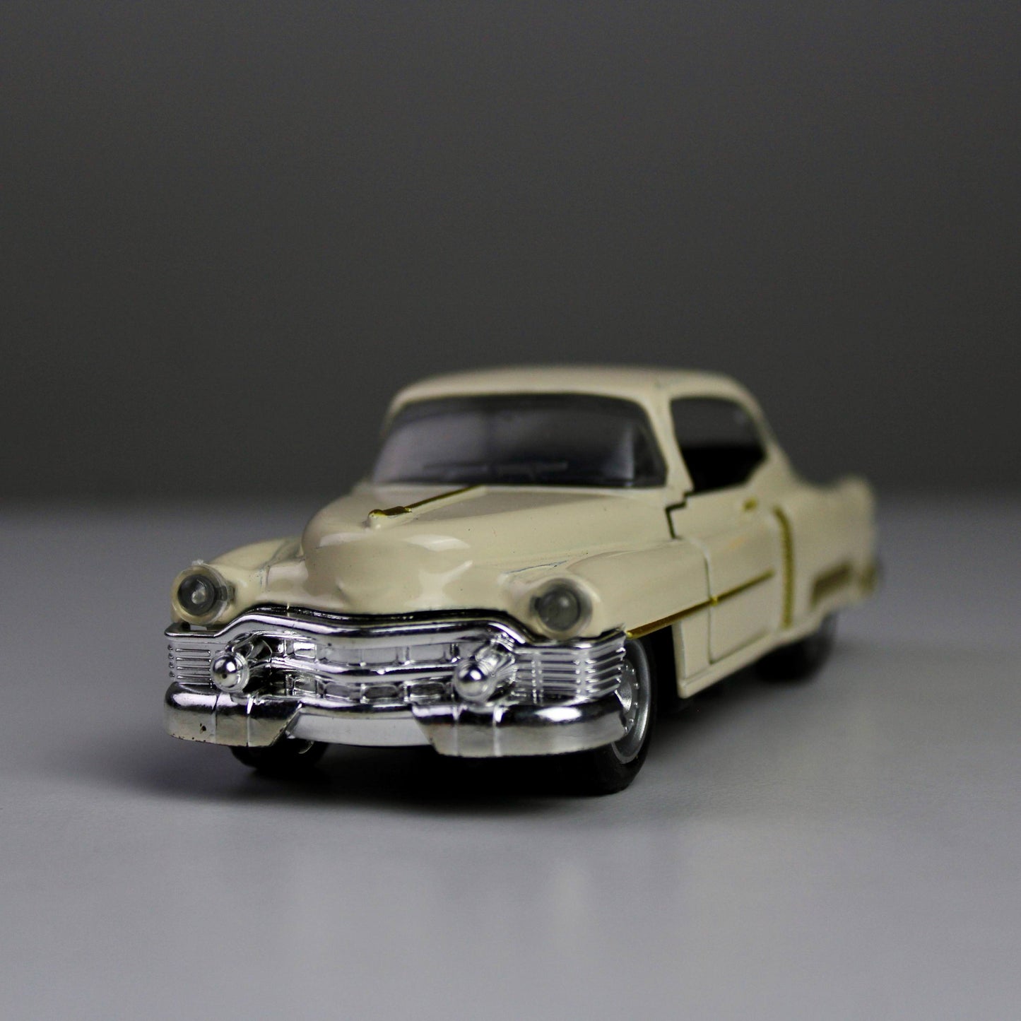 Classic Cadillac Die-Cast Model Car – 1:32 Scale