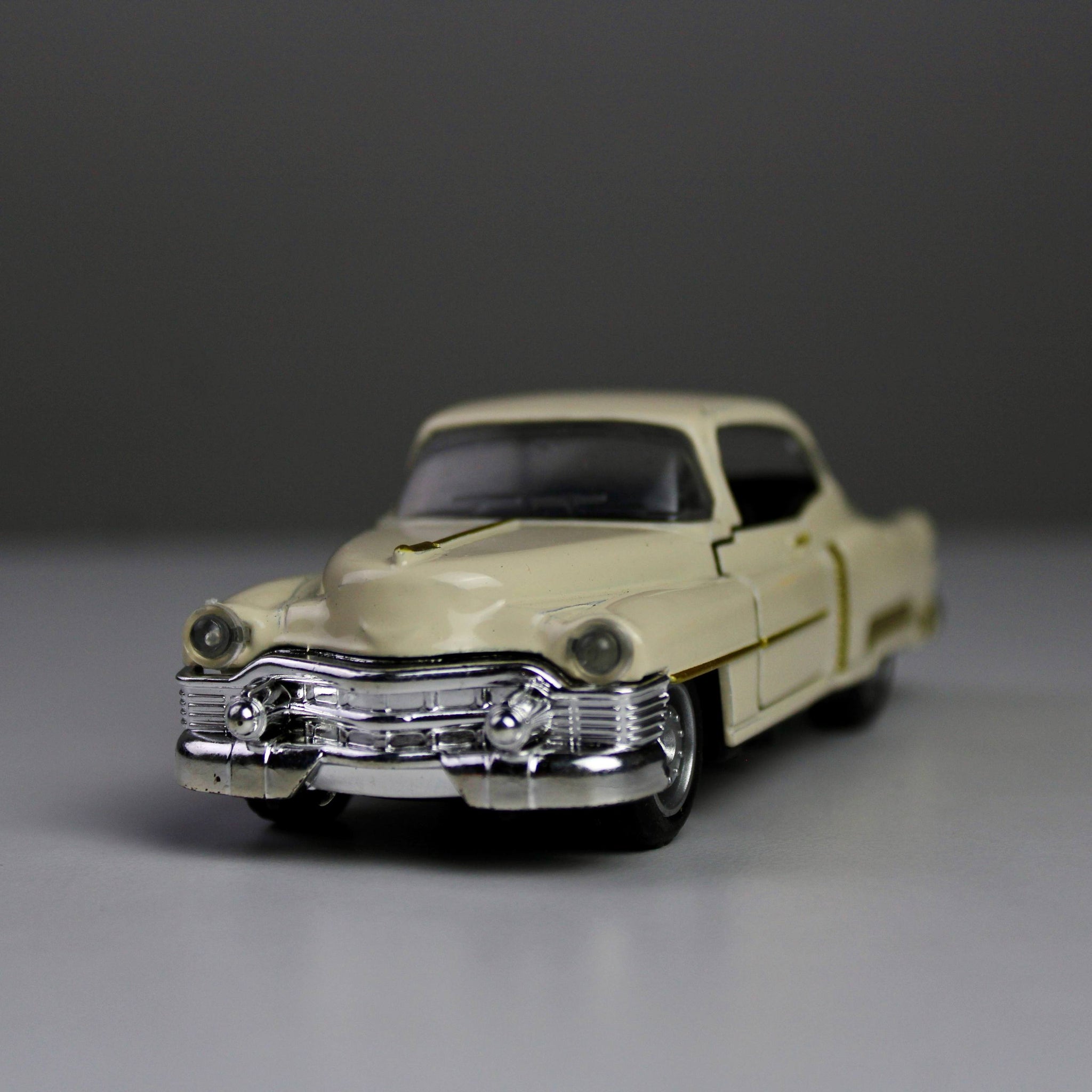 Classic Cadillac Die-Cast Model Car – 1:32 Scale