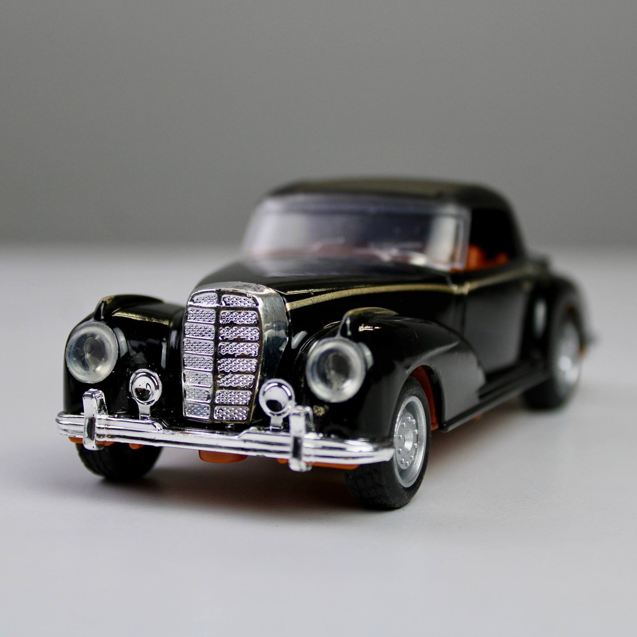 Classic Die-Cast Model Car – 1:32 Scale