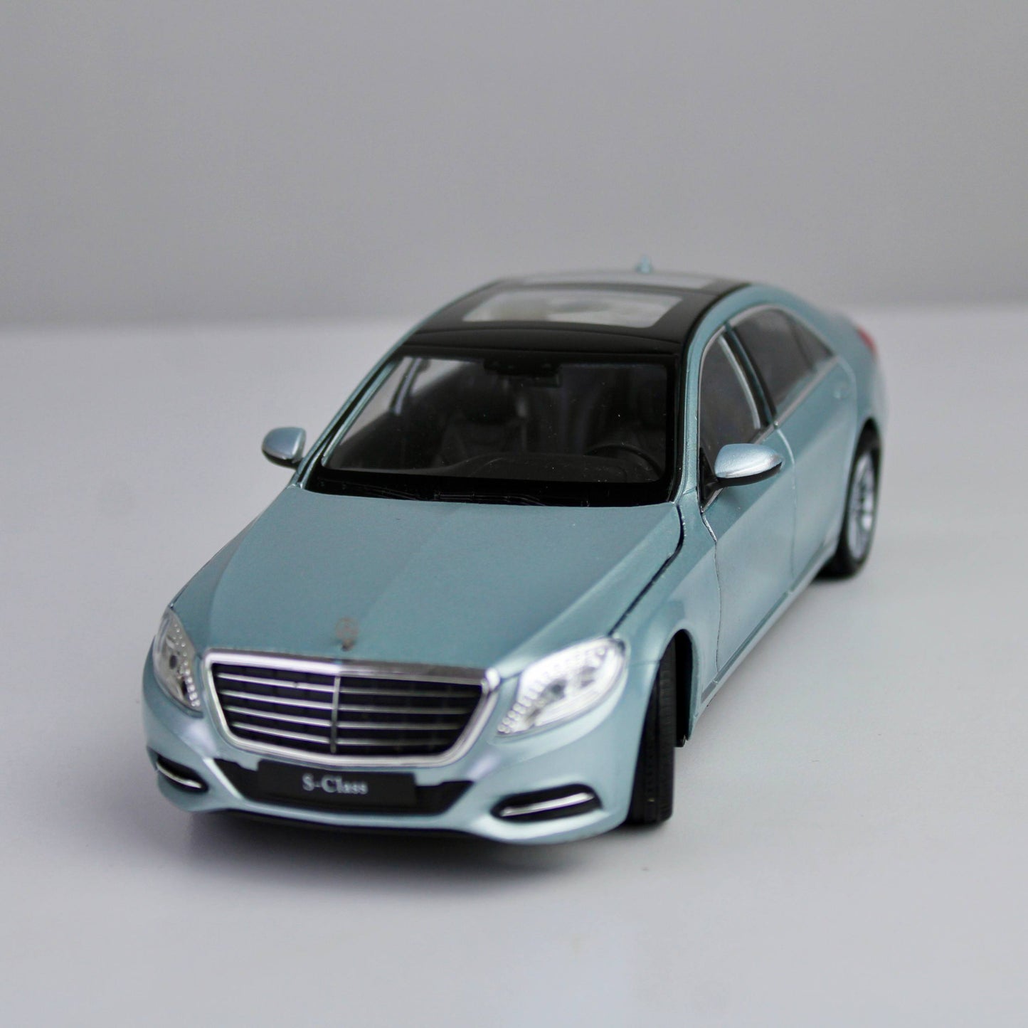 Welly Mercedes-Benz S-Class 1:24 Die-Cast Model Car