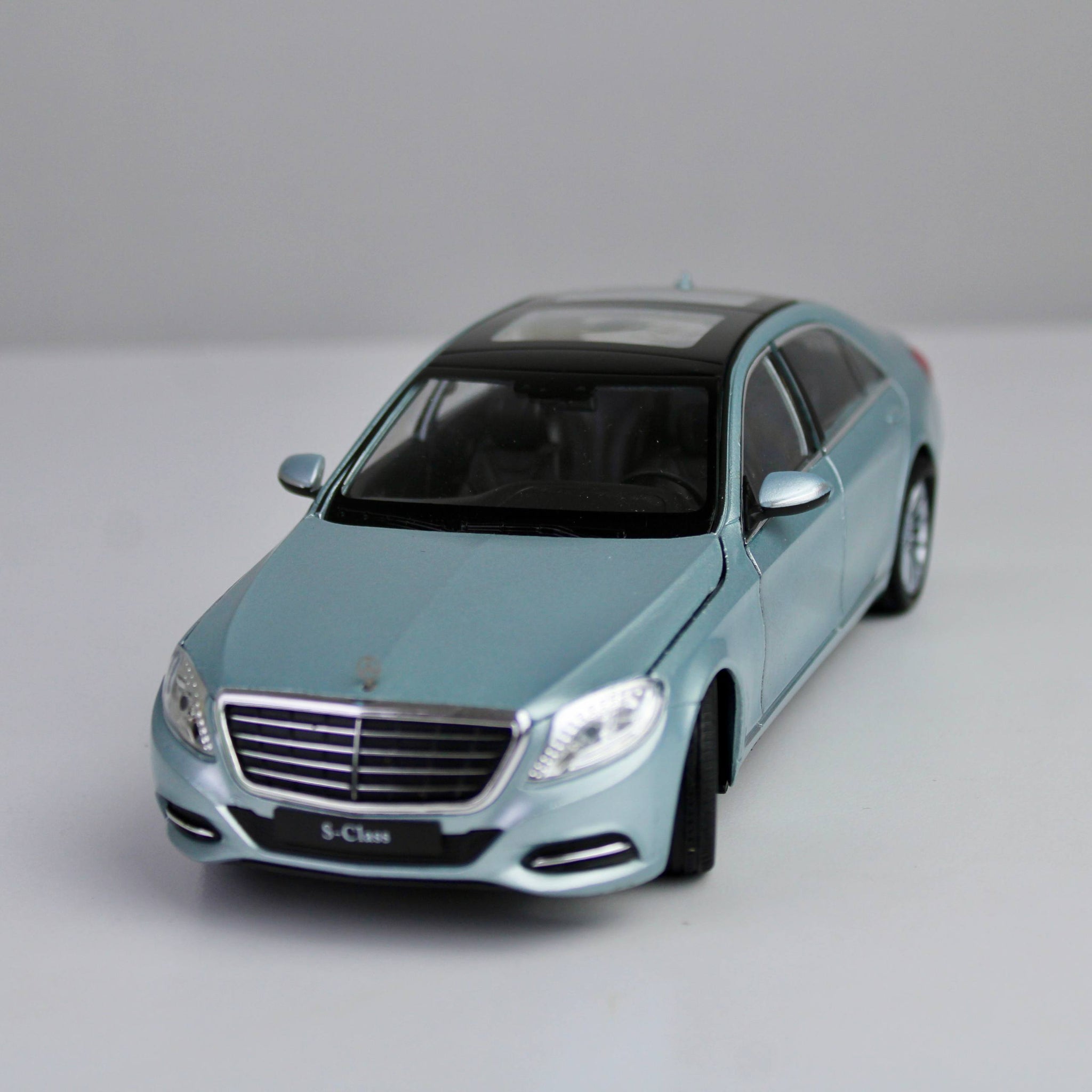 Welly Mercedes-Benz S-Class 1:24 Die-Cast Model Car