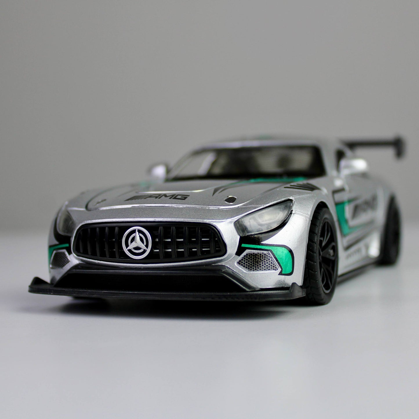 سيارة سباق AMG GT3 المصبوبة من المعدن - بمقياس 1:24 مع أضواء وأصوات