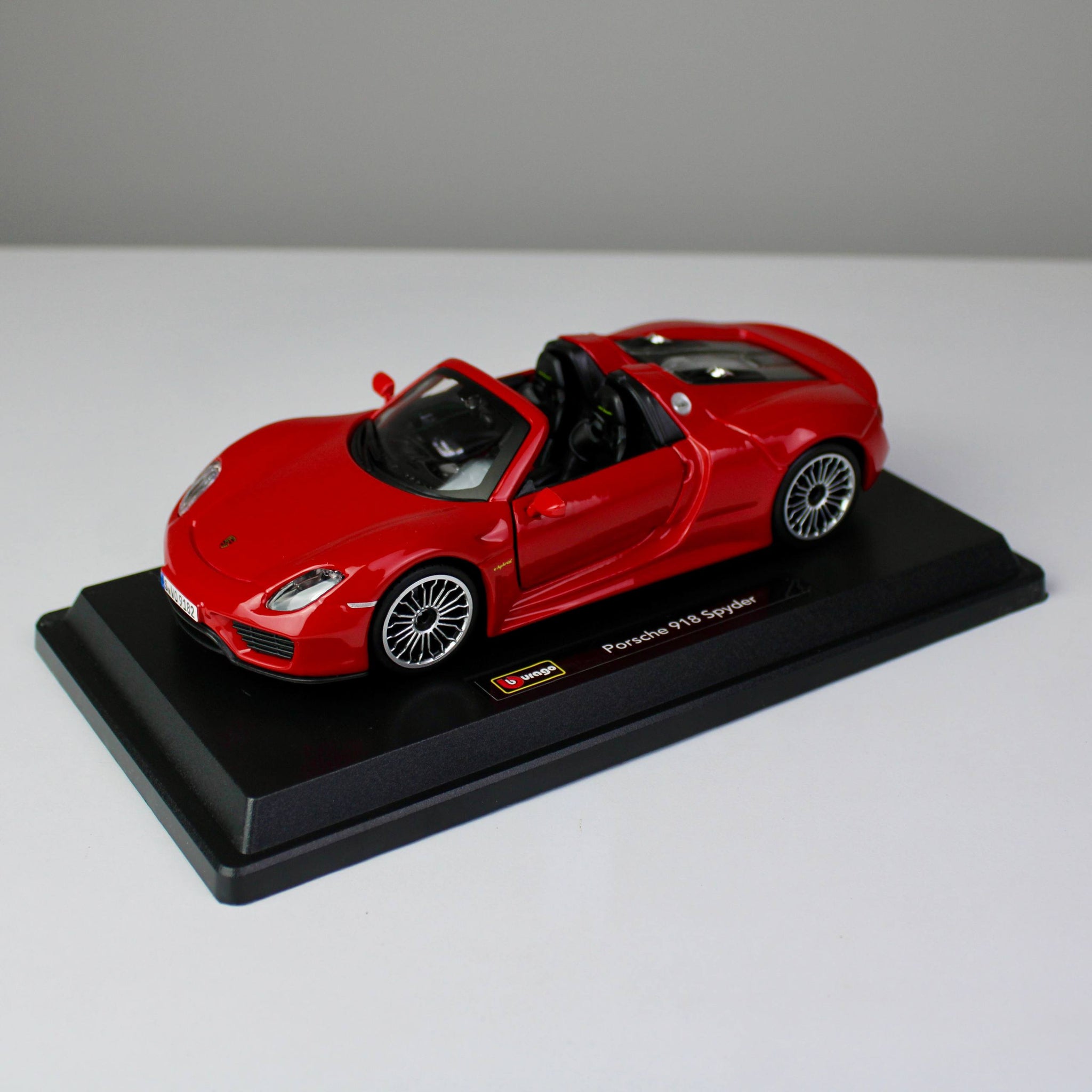 Bburago Porsche 918 Spyder 1:24 Die-Cast Model Car