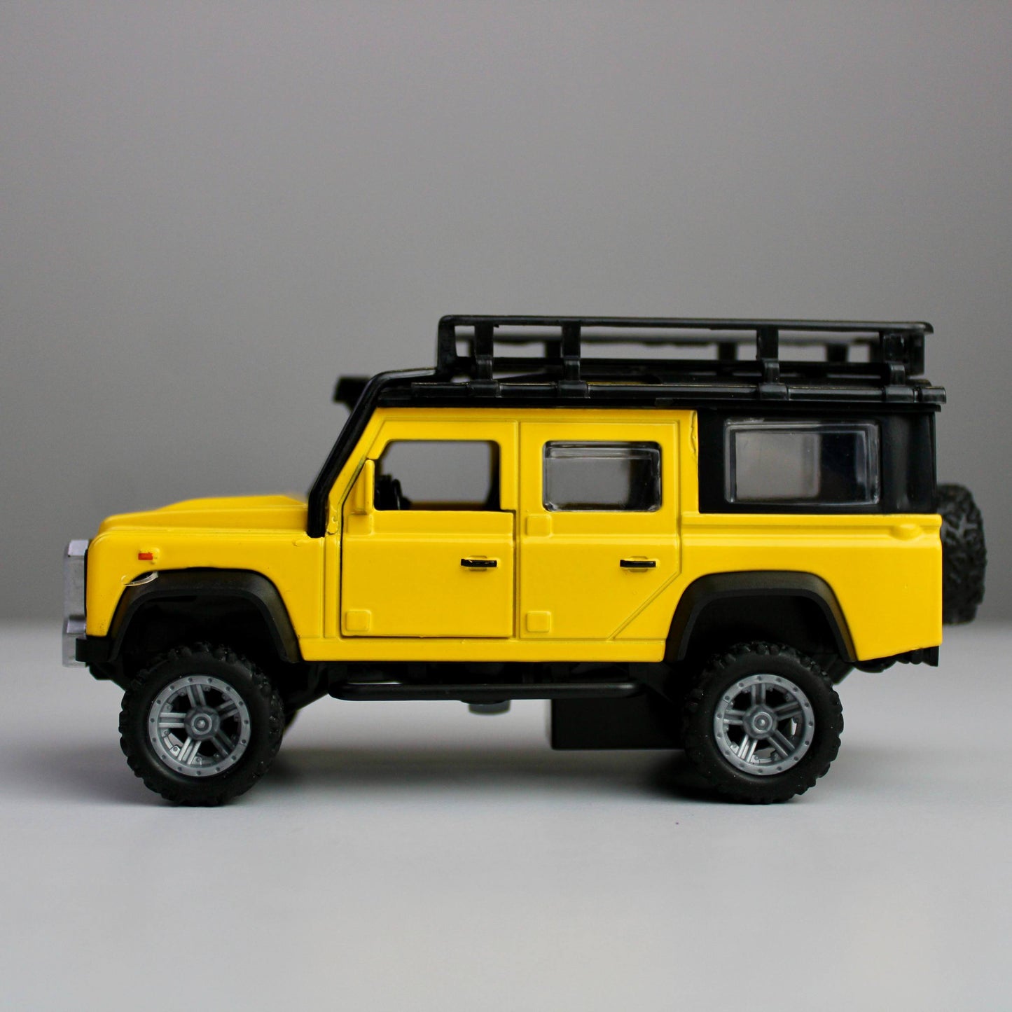 Land Rover Defender Diecast Model 1:38