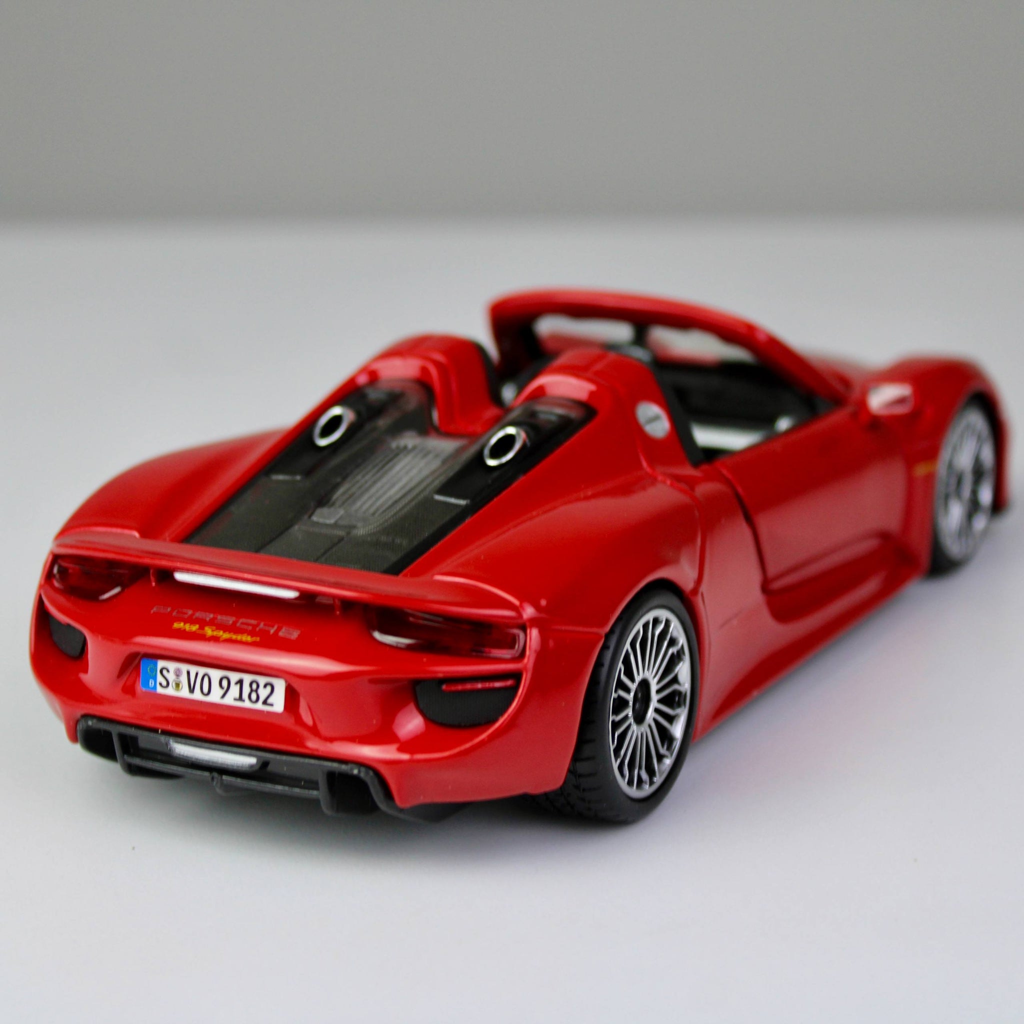 Bburago Porsche 918 Spyder 1:24 Die-Cast Model Car