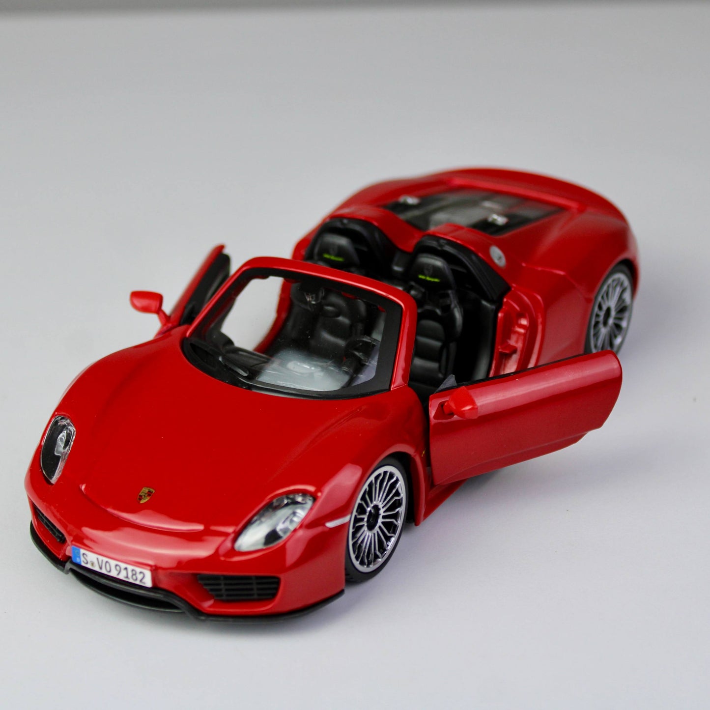 Bburago Porsche 918 Spyder 1:24 Die-Cast Model Car