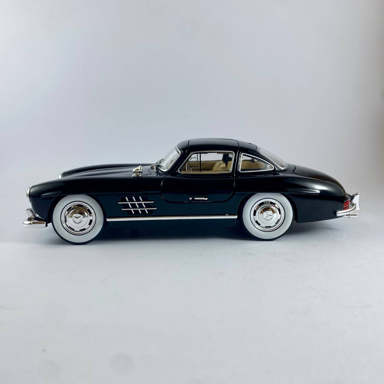 Mercedes-Benz 300SL 1:24 Scale Die-Cast Model Car