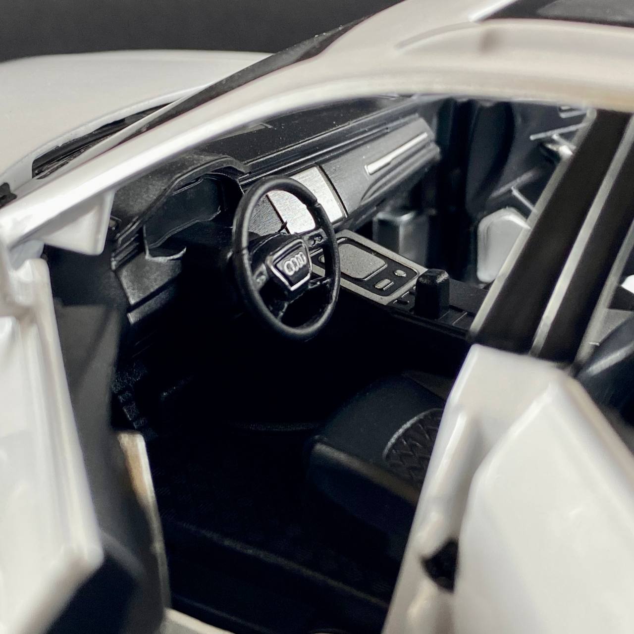 Audi Q8 1:24 Scale Die-Cast Model Car