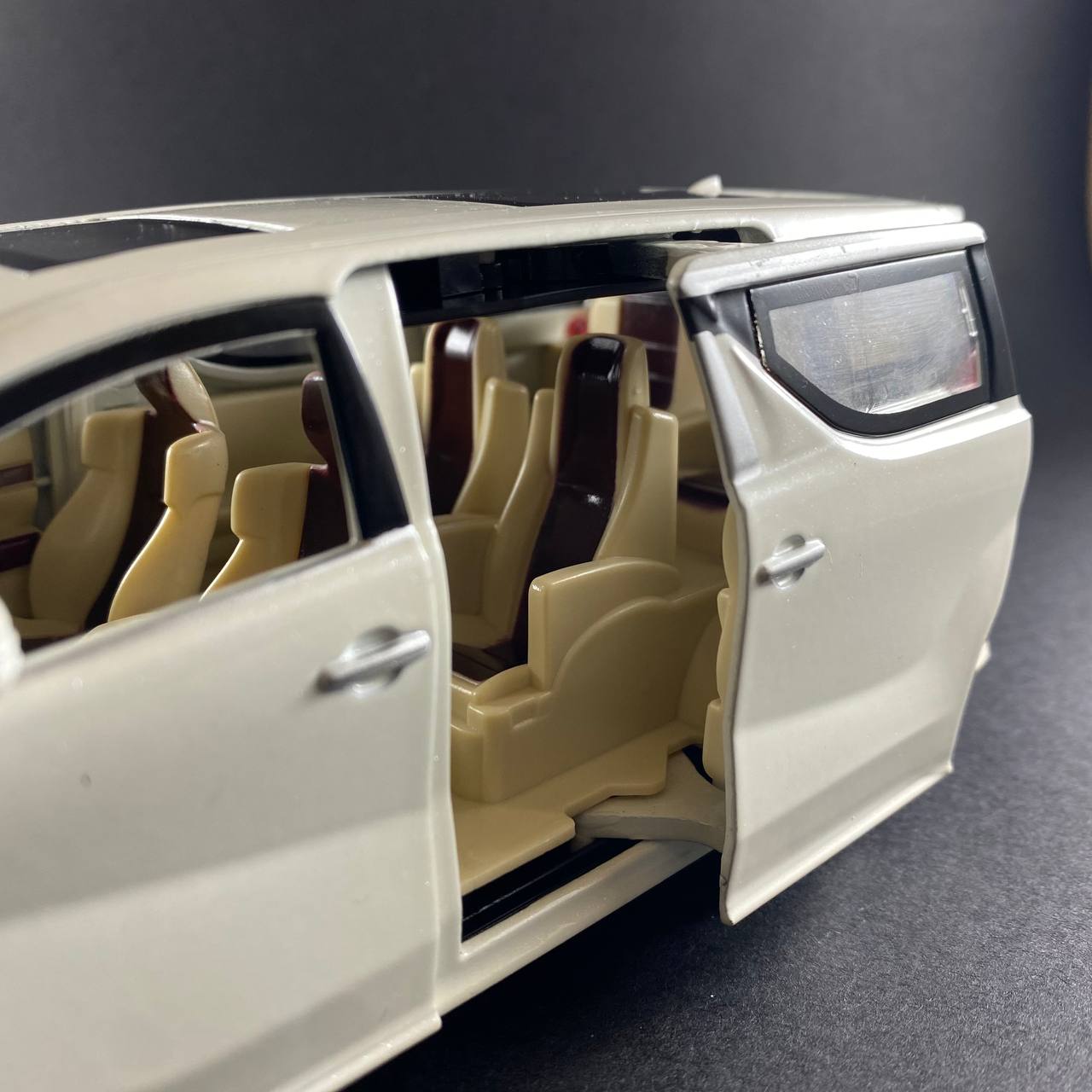Toyota Alphard 1:24 Die-Cast Model Car