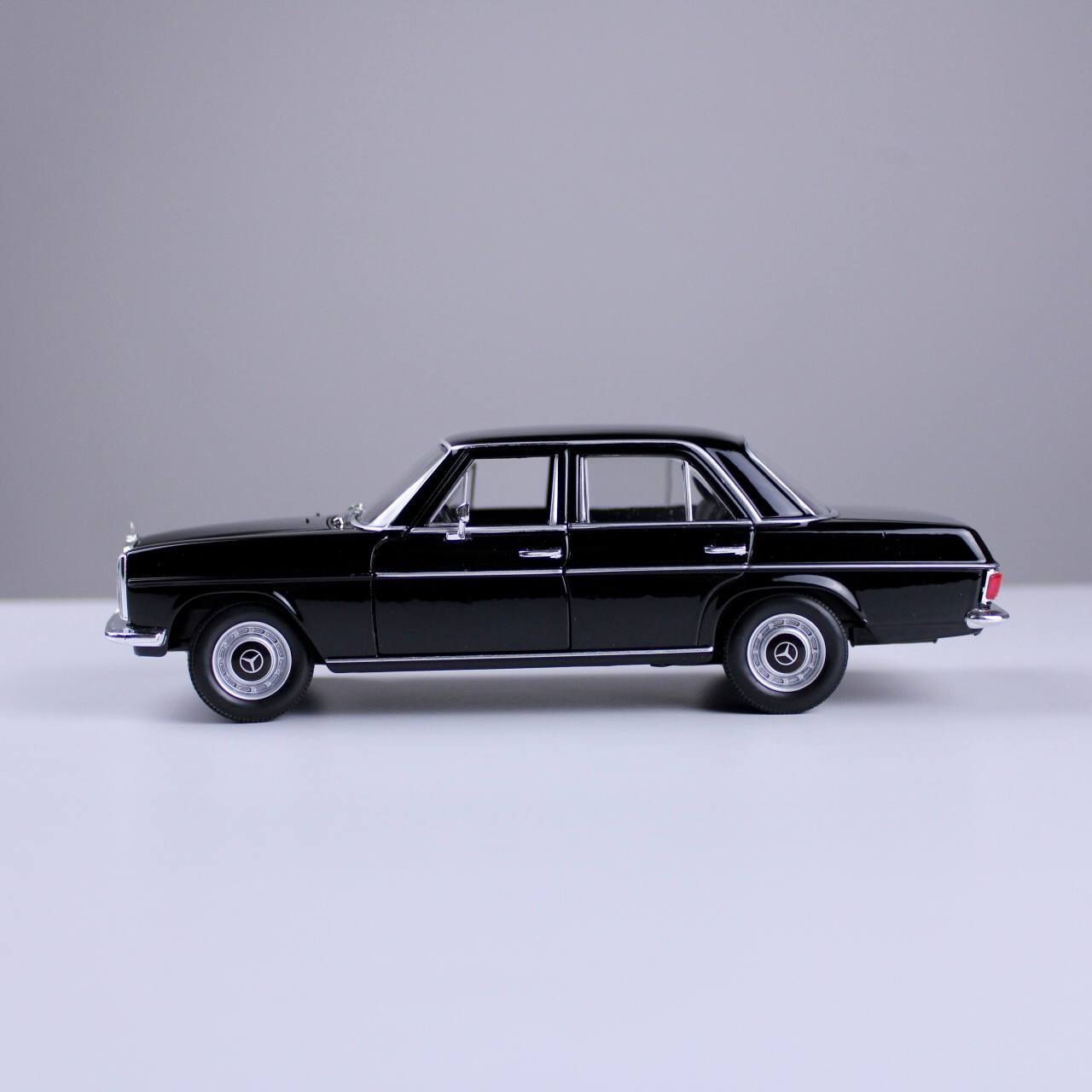Mercedes-Benz 220 Die-Cast Model – Black