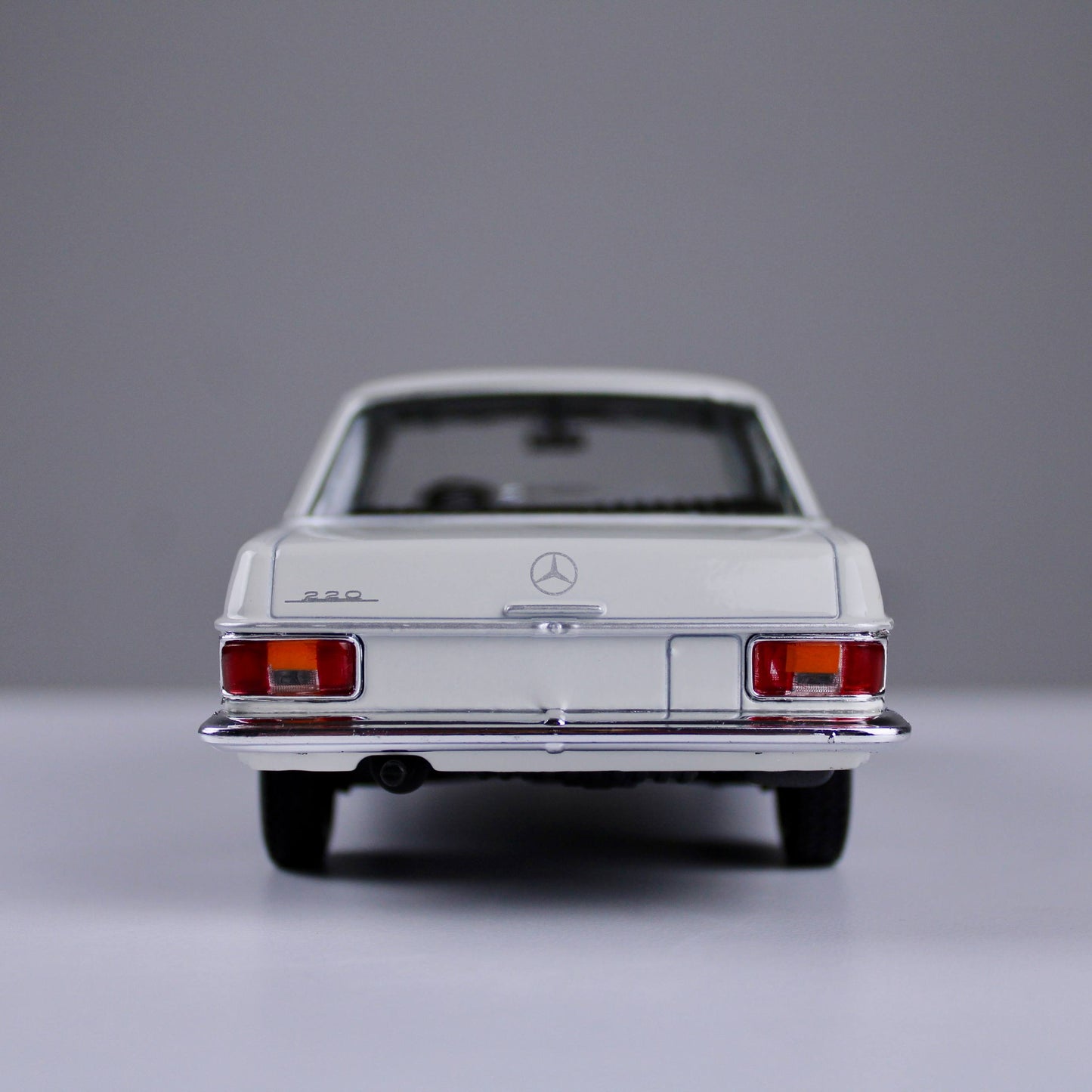 Mercedes-Benz 220 Die-Cast Model – White