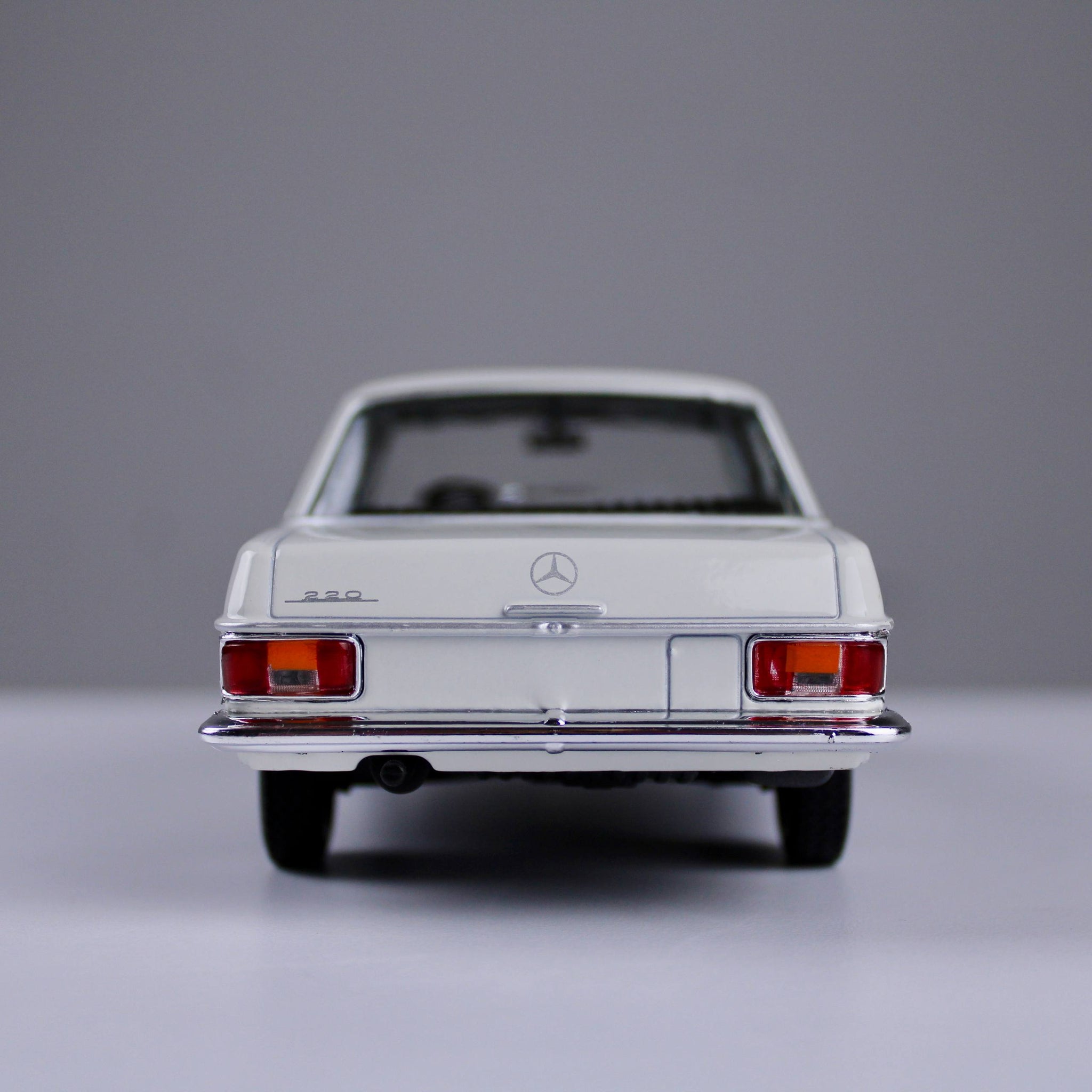 Mercedes-Benz 220 Die-Cast Model – White