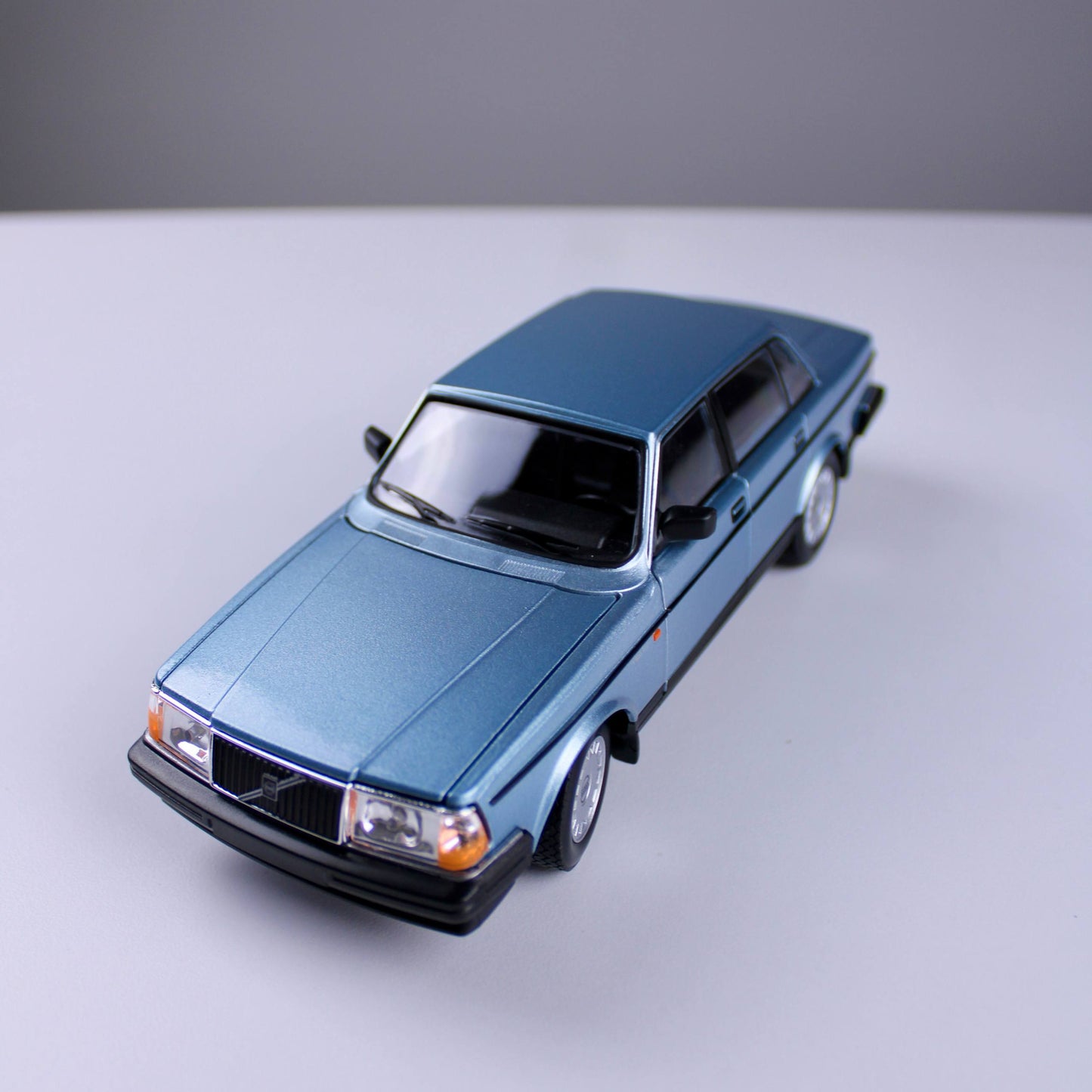 مجسم سيارة فولفو 240 GL – أزرق سماوي
