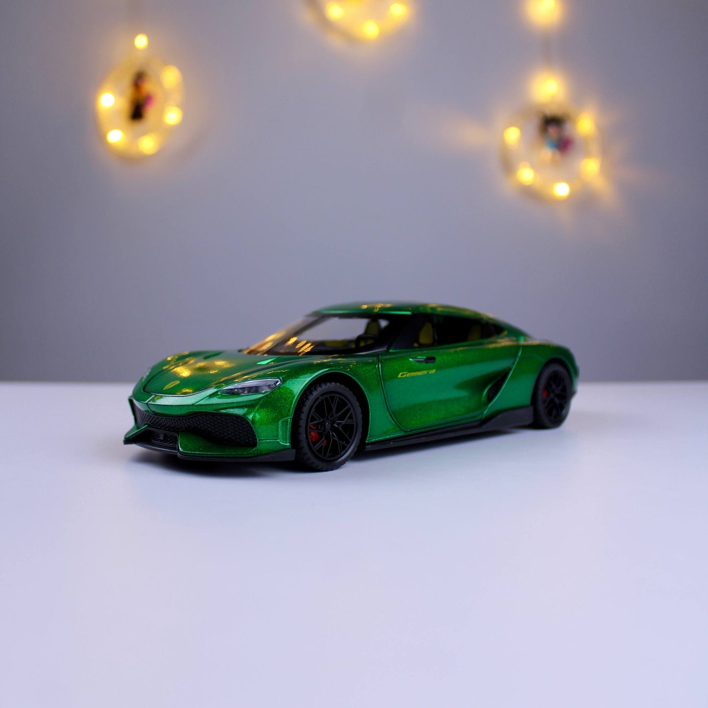 Koenigsegg Gemera Die-Cast Model Car – 1:24 Scale