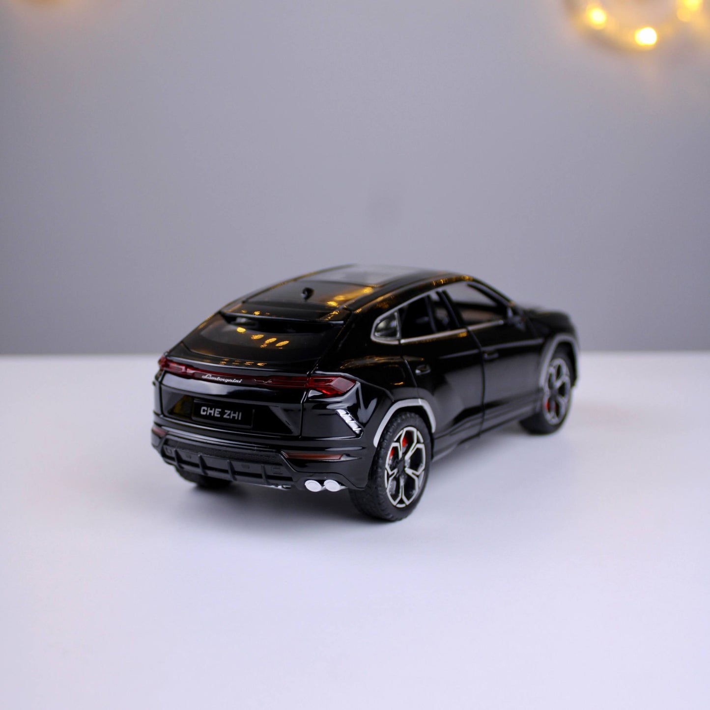 Lamborghini Urus Die-Cast Model Car – 1:24 Scale