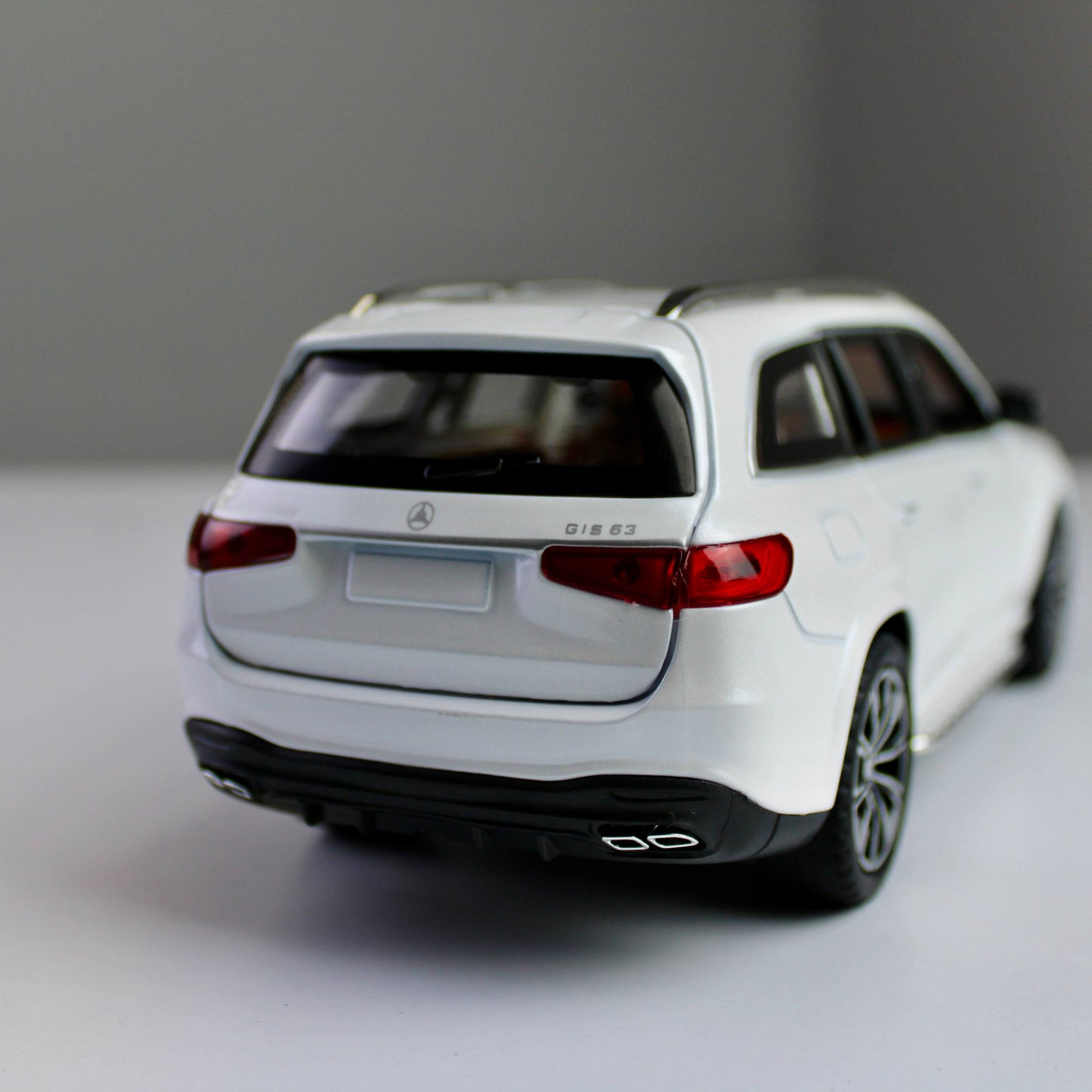 Mercedes-Benz GLS63 AMG Diecast Model – 1:24 Scale