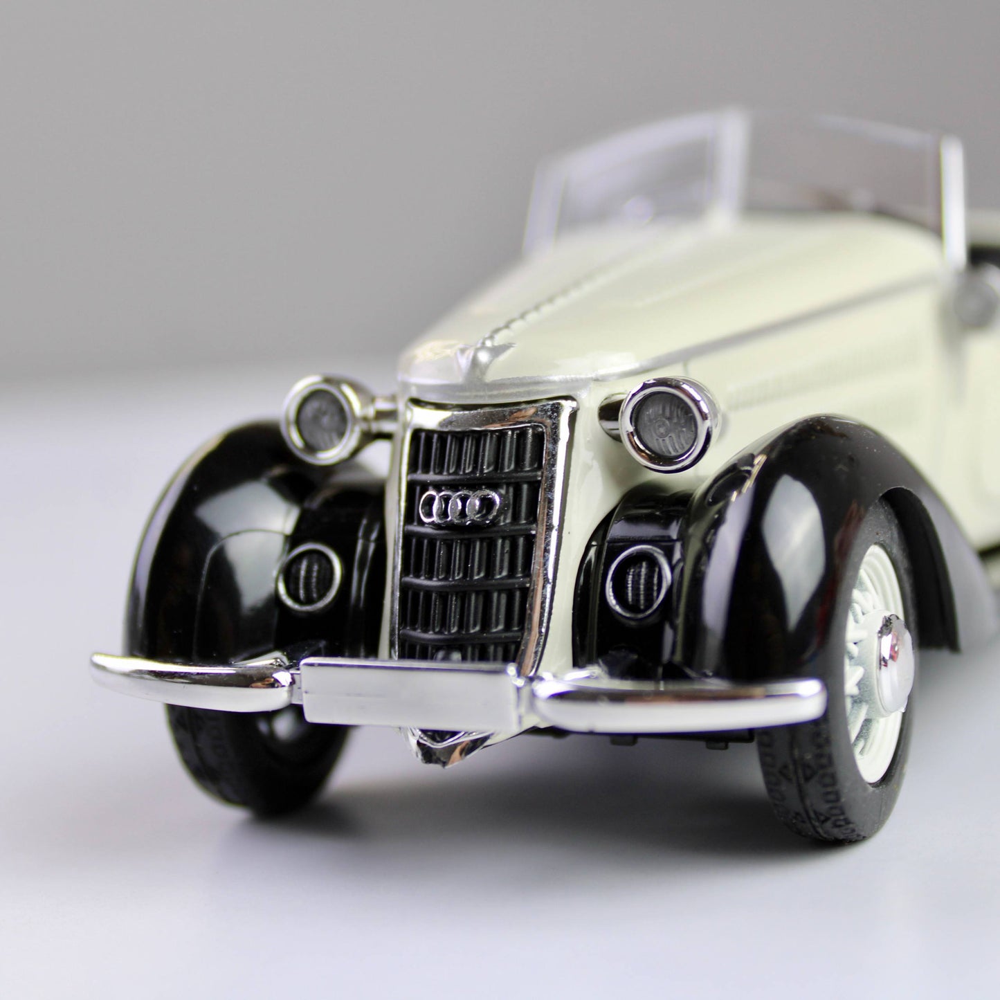 Audi Rover W25K Roadster Diecast Model – Classic Car (1:32)