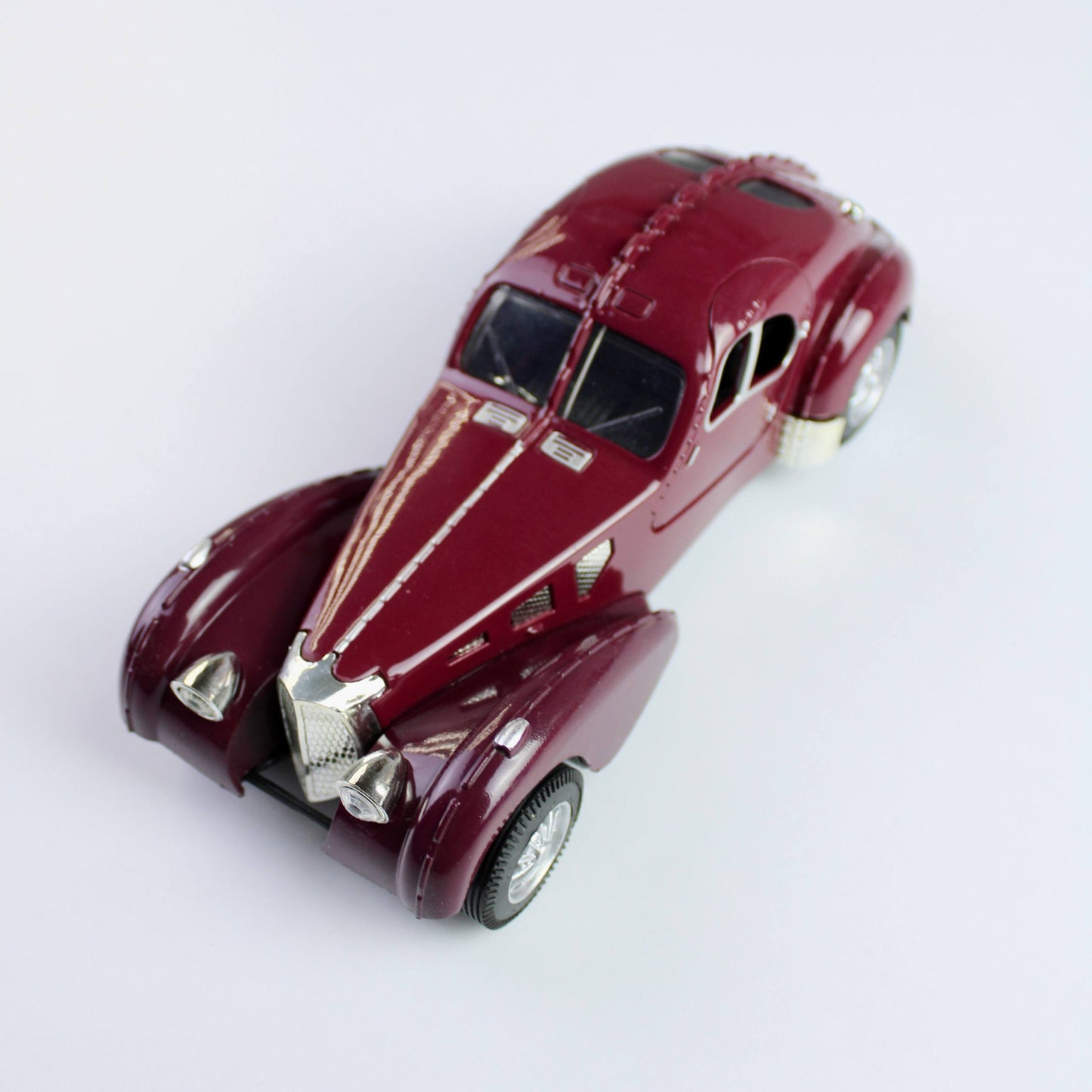 مجسم Bugatti 1936 – سيارة كلاسيكية بمقياس 1:28