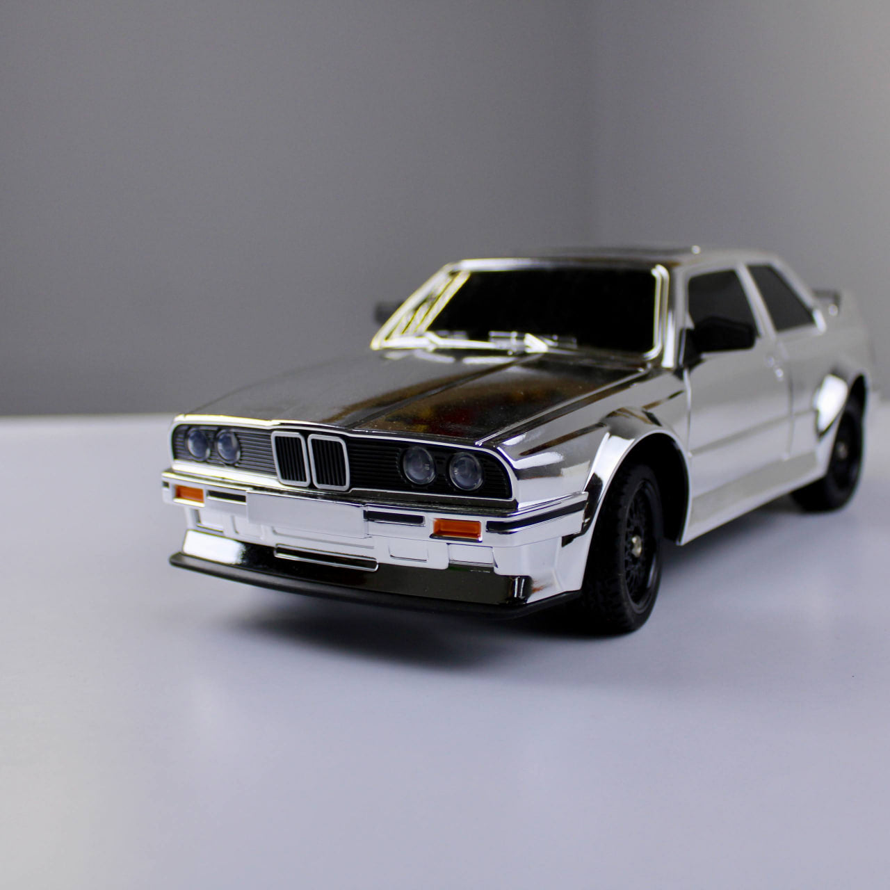 Retro Drift RC – سيارة تحكم عن بعد بمقياس 1:16