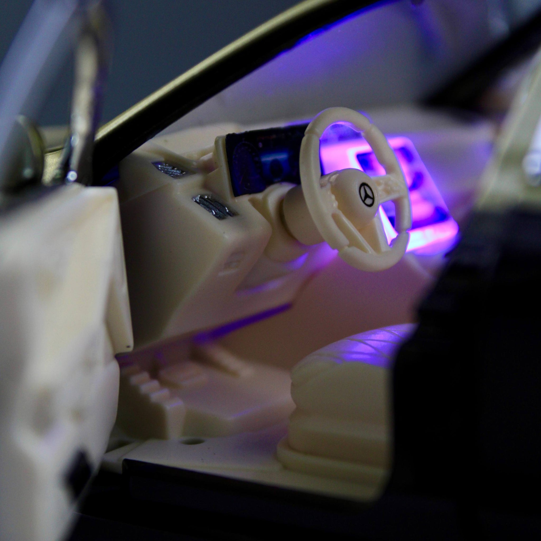 نموذج سيارة مرسيدس مايباخ 5680 المصبوبة – سيارة فاخرة (بمقياس 1:24)