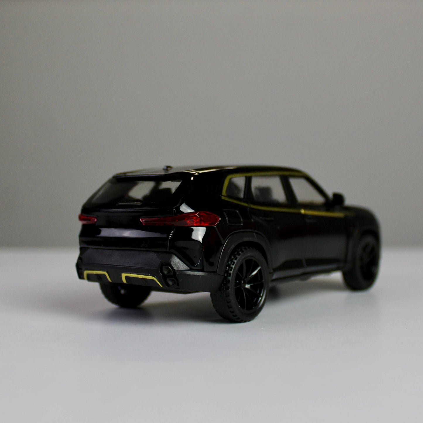 BMW XM 1:32 داي كاست – إضاءة، صوت