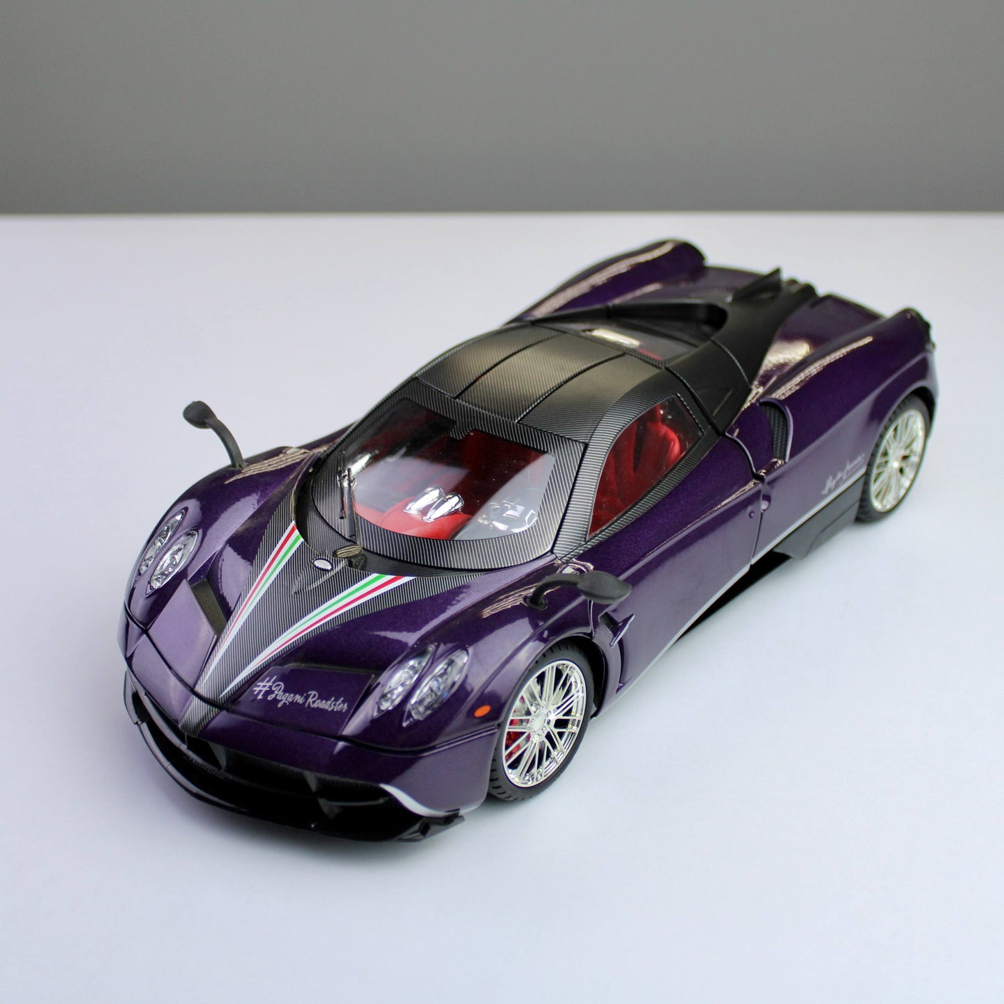 Pagani Huayra Diecast Model – 1:18 Scale (Magnificent Reach)