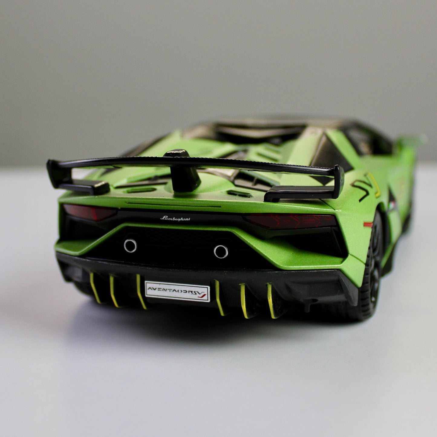 Lamborghini Aventador SVJ 1:24 Die-Cast Model Car