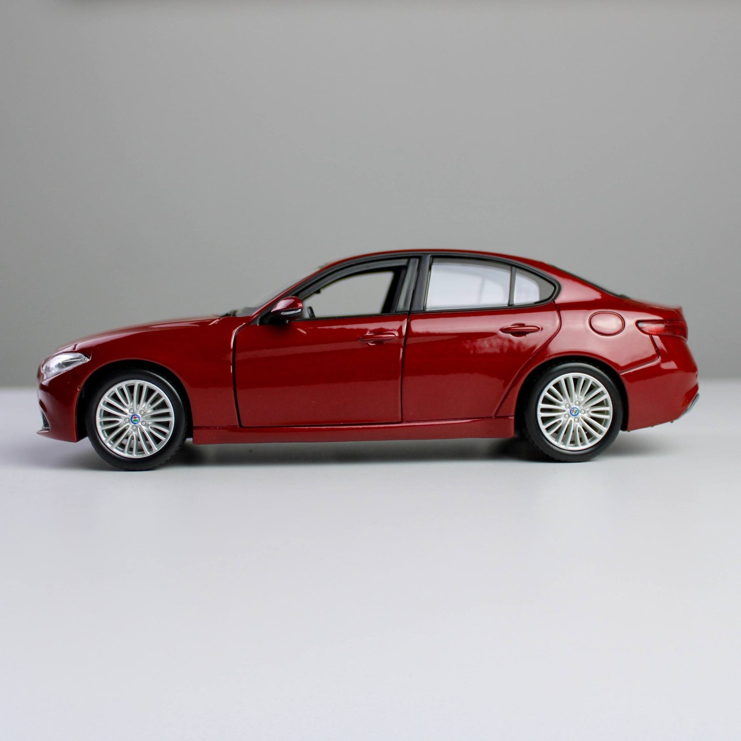 Bburago Alfa Romeo Giulia 1:24 Die-Cast Model Car