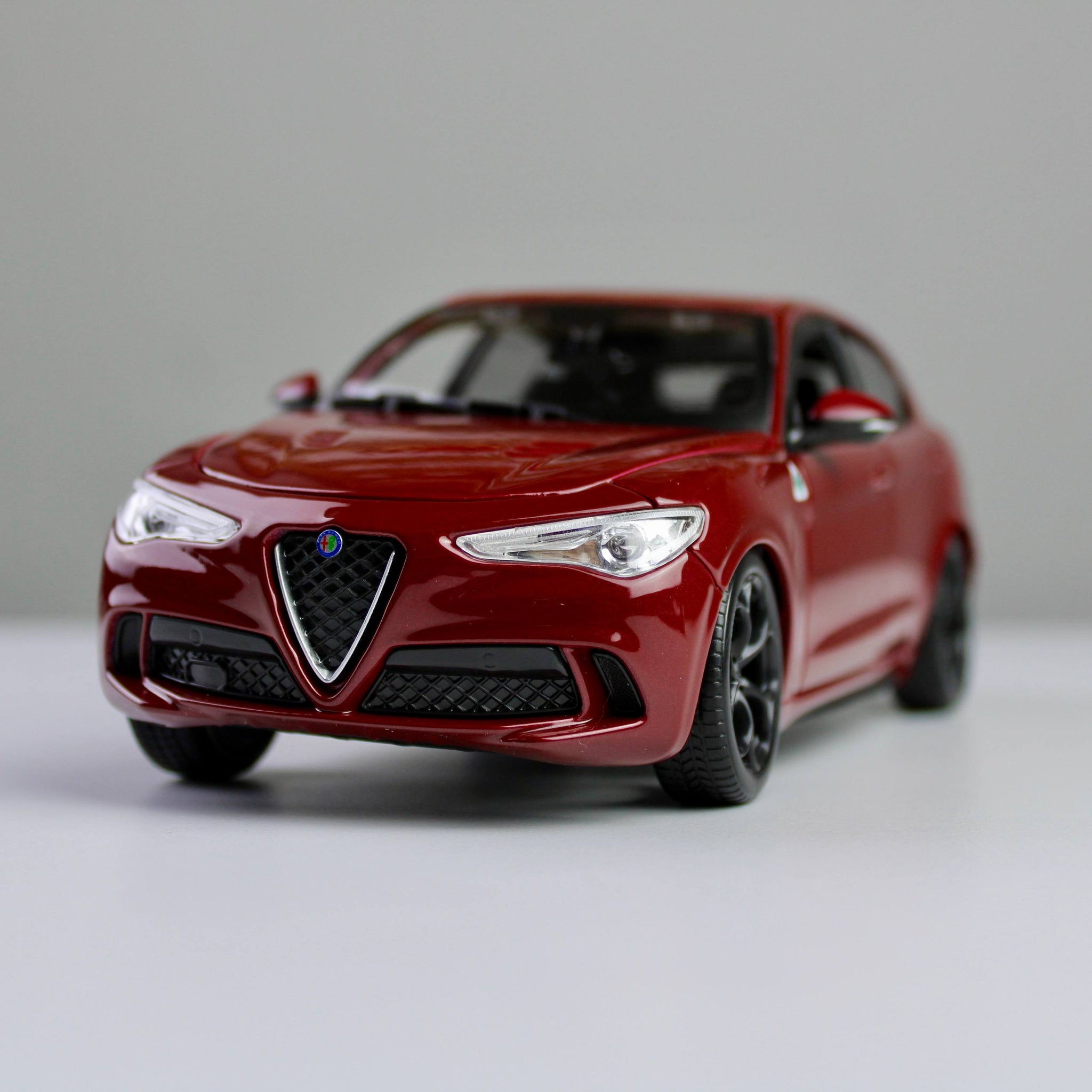 Bburago Alfa Romeo Stelvio 1:24 Die-Cast Model Car