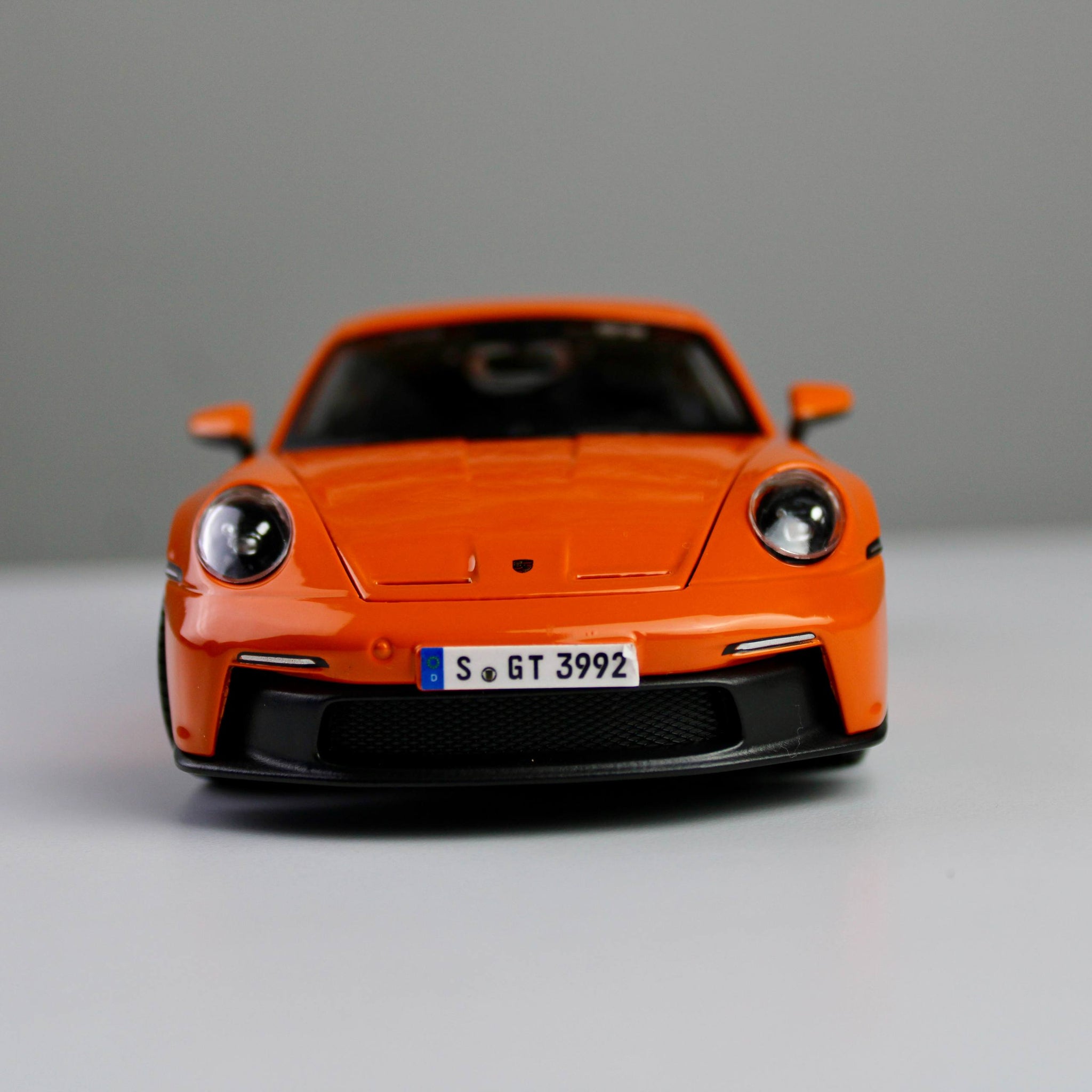 سيارة نموذج بورش 911 GT3 من Bburago بمقياس 1:24 - مجموعة ستار