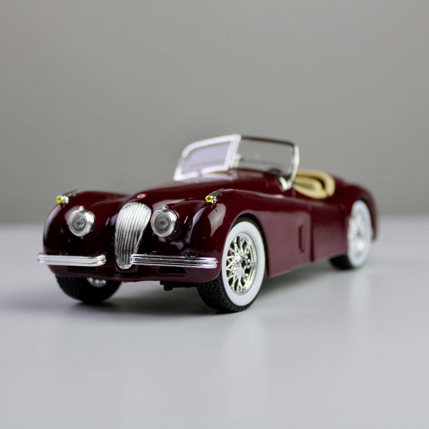 Bburago Jaguar XK 120 Roadster 1951 1:24 Die-Cast Model Car