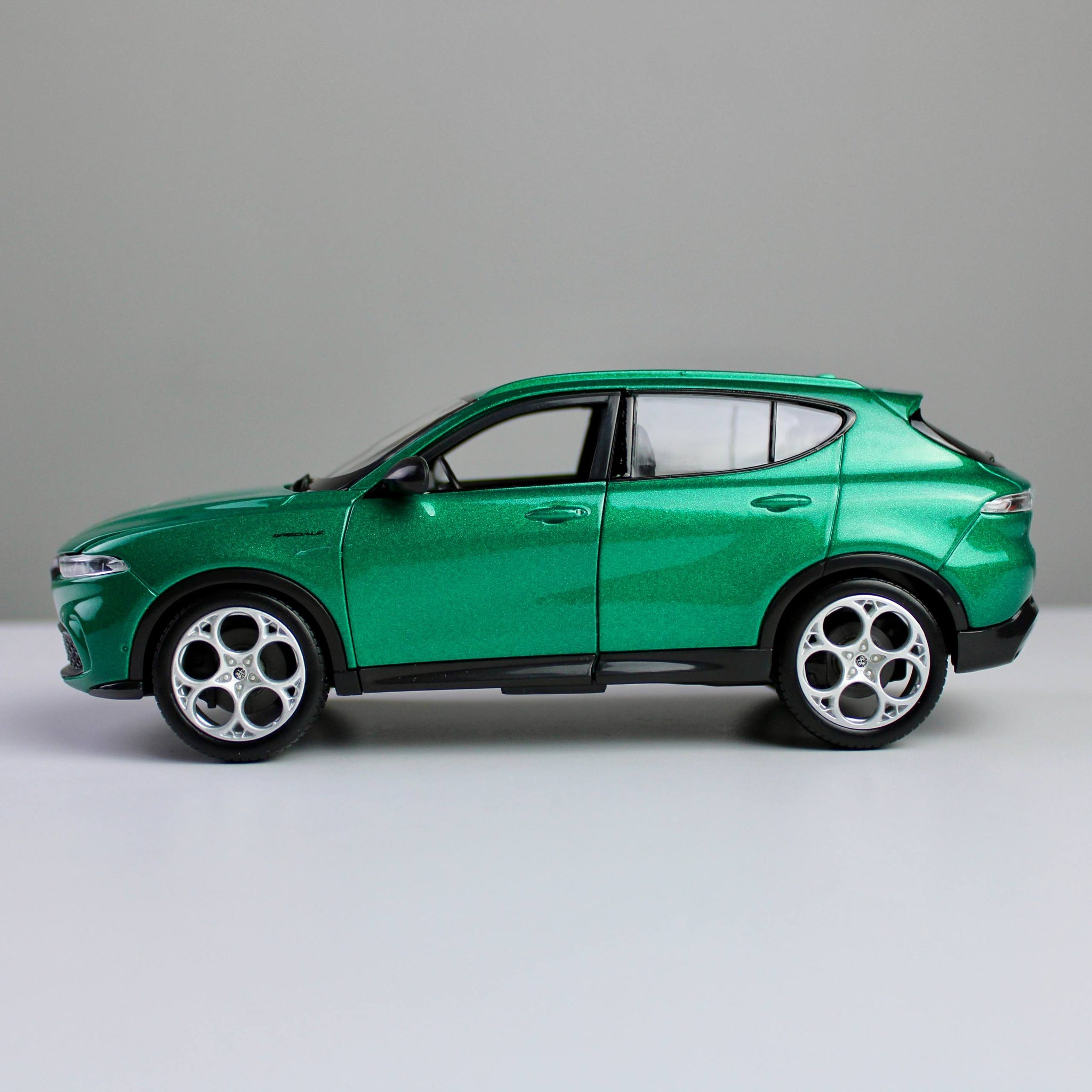 Bburago Alfa Romeo Tonale SUV 1:24 Die-Cast Model Car