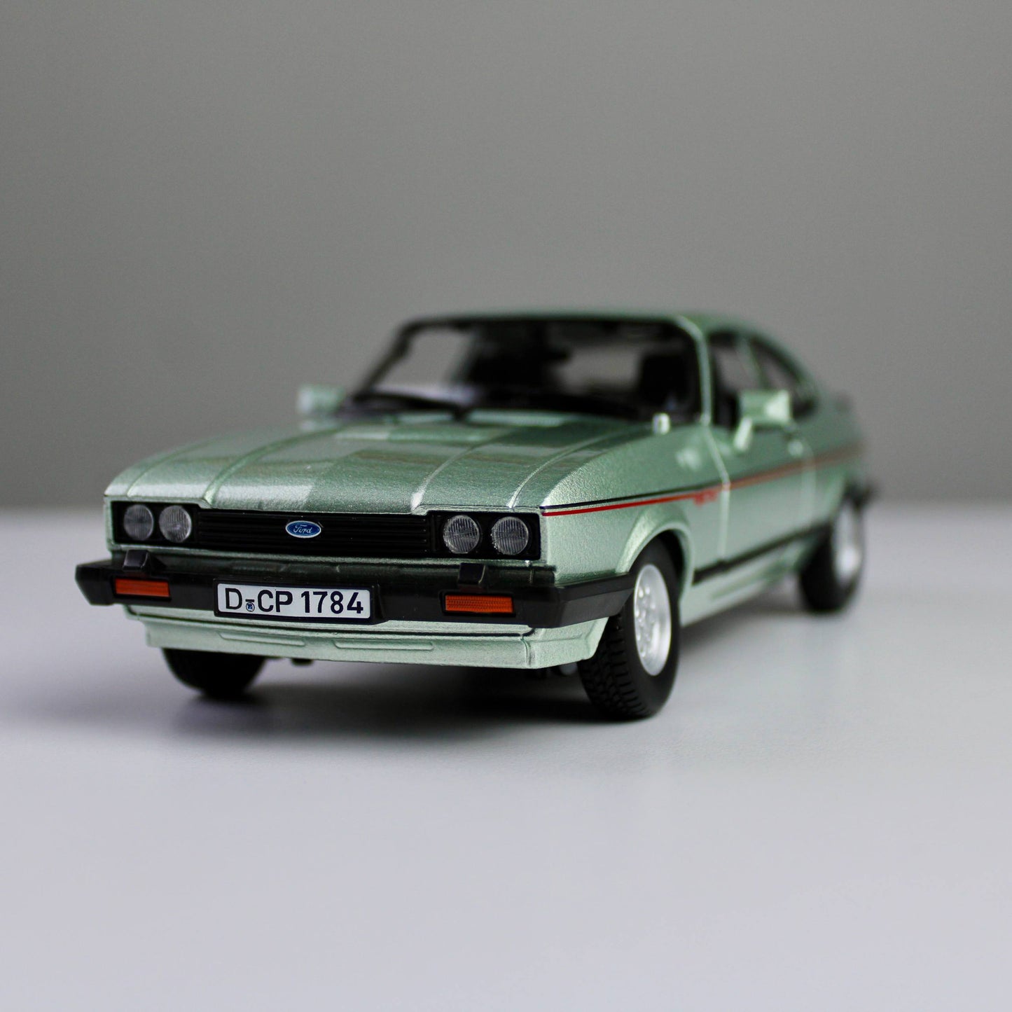 نموذج سيارة Bburago Ford Capri 1982 بمقياس 1:24 مصبوب - Star Collezione