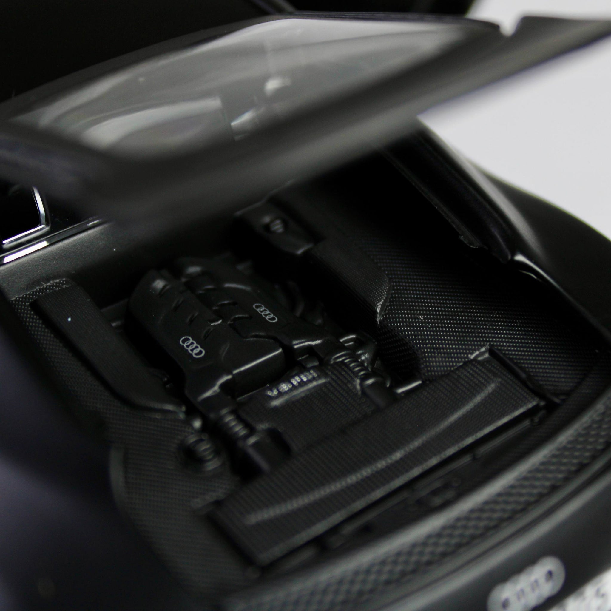 Maisto Audi R8 V10 Plus 1:24 Die-Cast Model Car