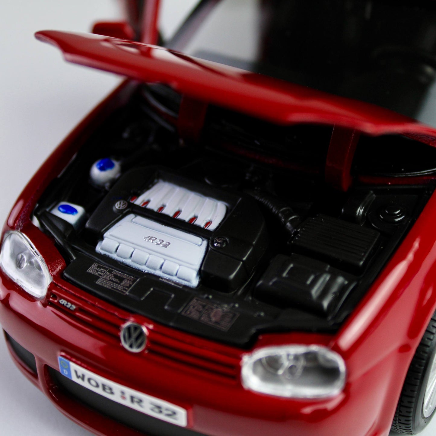 Maisto Volkswagen Golf R32 1:24 Die-Cast Model Car – Special Edition