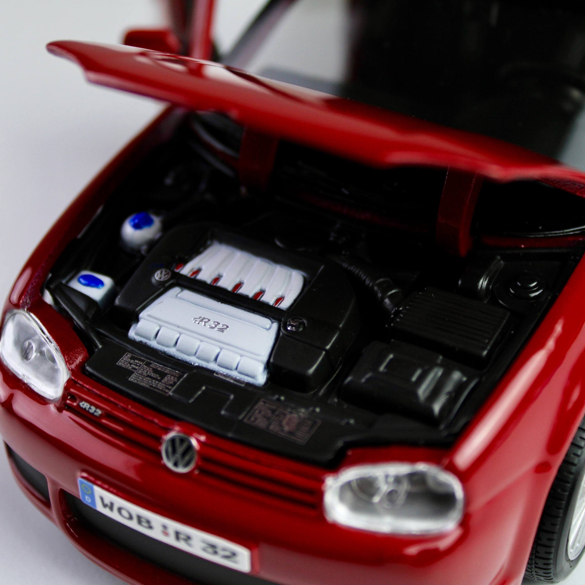Maisto Volkswagen Golf R32 1:24 Die-Cast Model Car – Special Edition