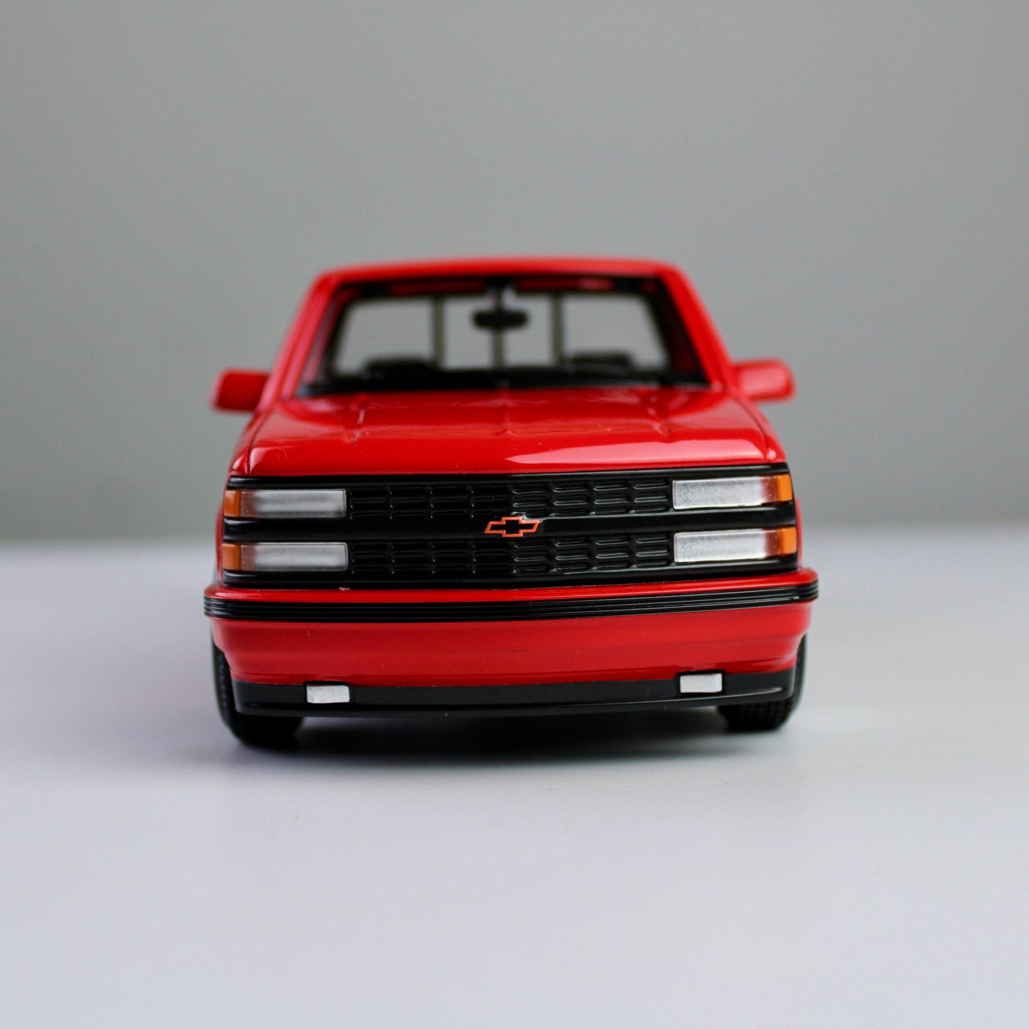 Maisto Chevrolet 454 SS Pickup 1993 1:24 Die-Cast Model Truck – Special Edition