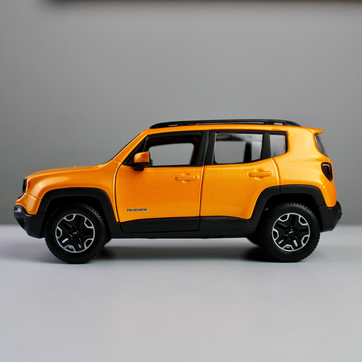 Maisto Jeep Renegade 1:24 Die-Cast Model SUV