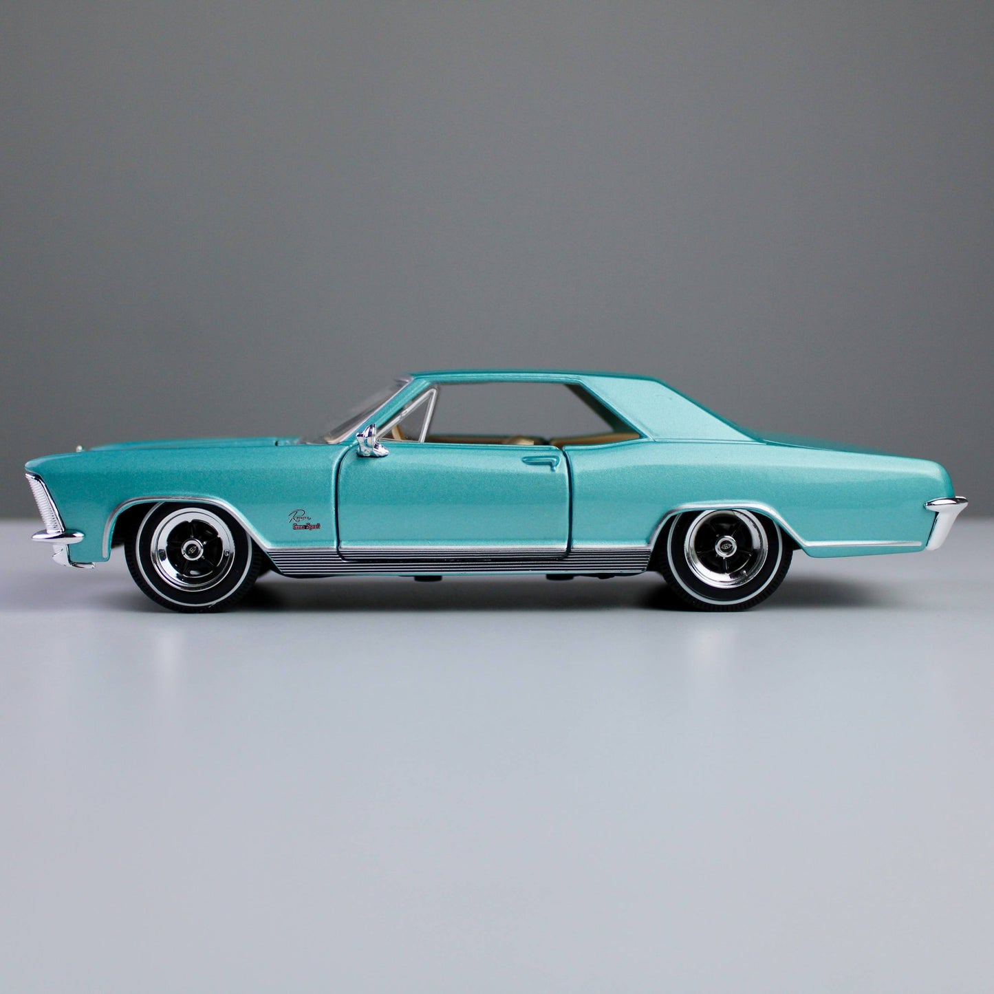 Maisto Buick Riviera 1965 1:26 Die-Cast Model Car – Special Edition