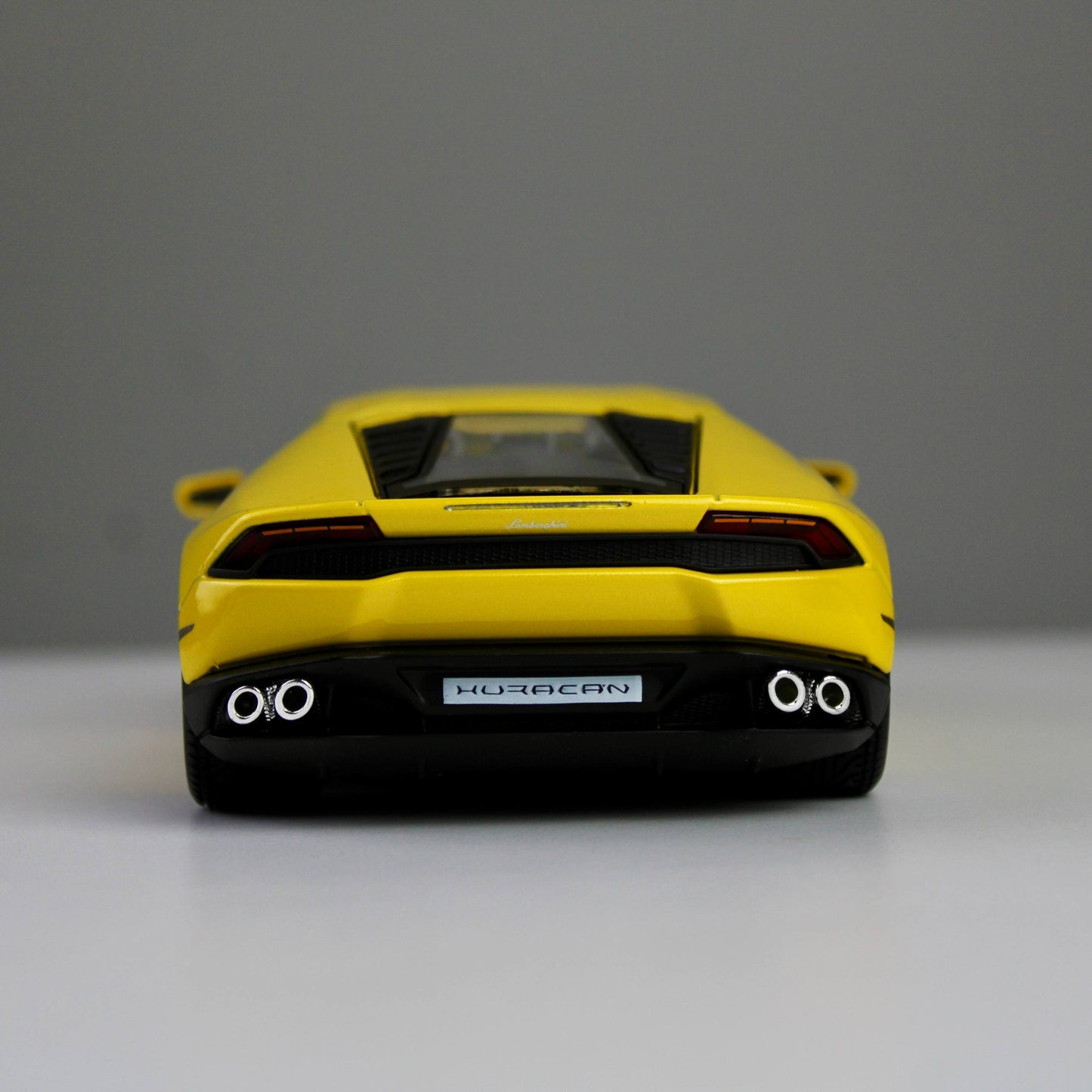 Maisto Lamborghini Huracán LP 610-4 1:24 Die-Cast Model Car