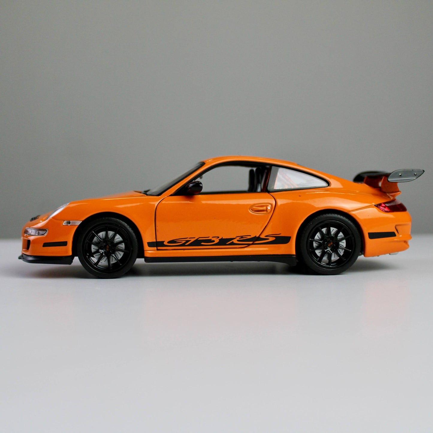 سيارة ويلي بورش 911 جي تي 3 آر إس طراز 1:24 مصبوبة - سلسلة NEX إصدار Orange Track Performance