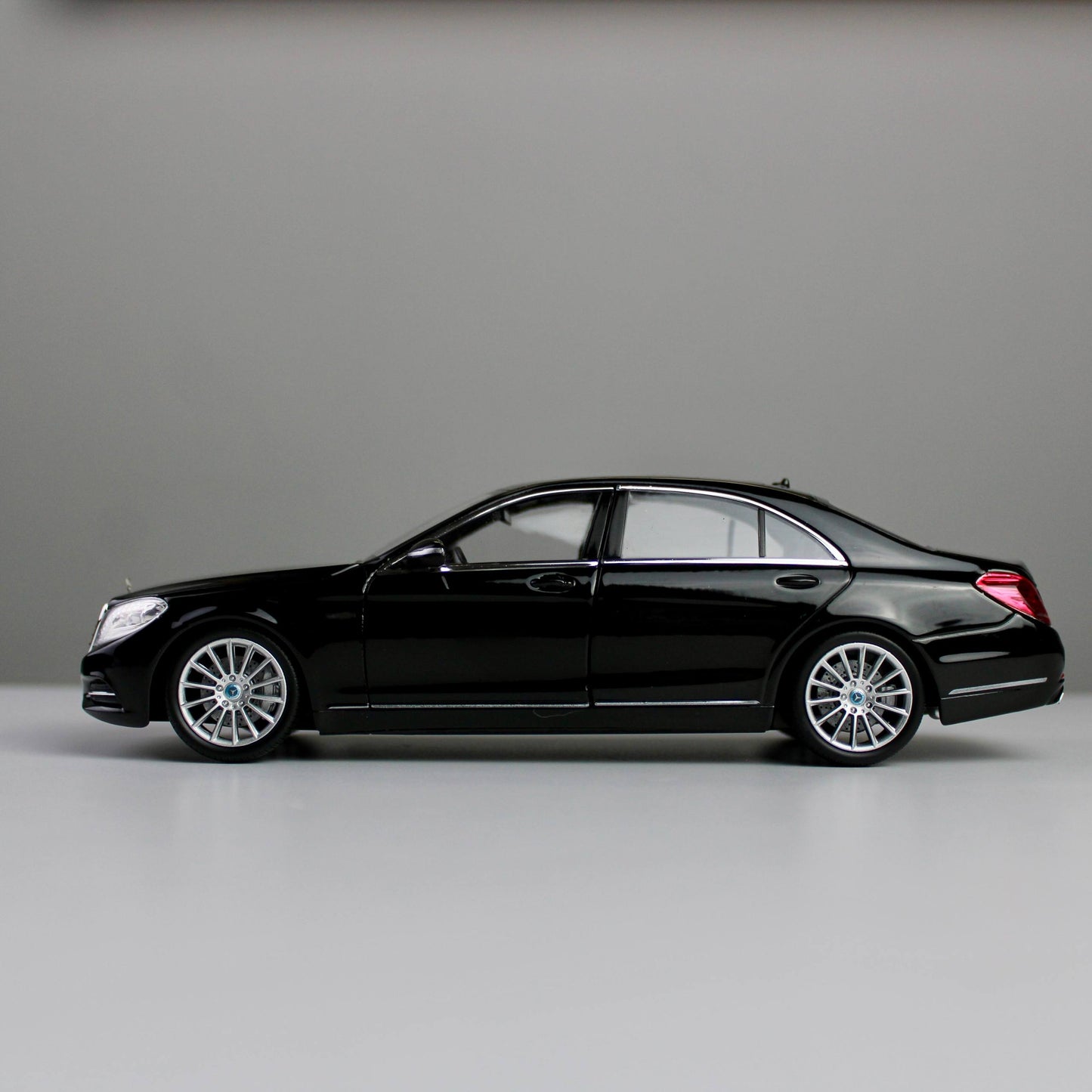 Welly Mercedes-Benz S-Class 1:24 Die-Cast Model Car
